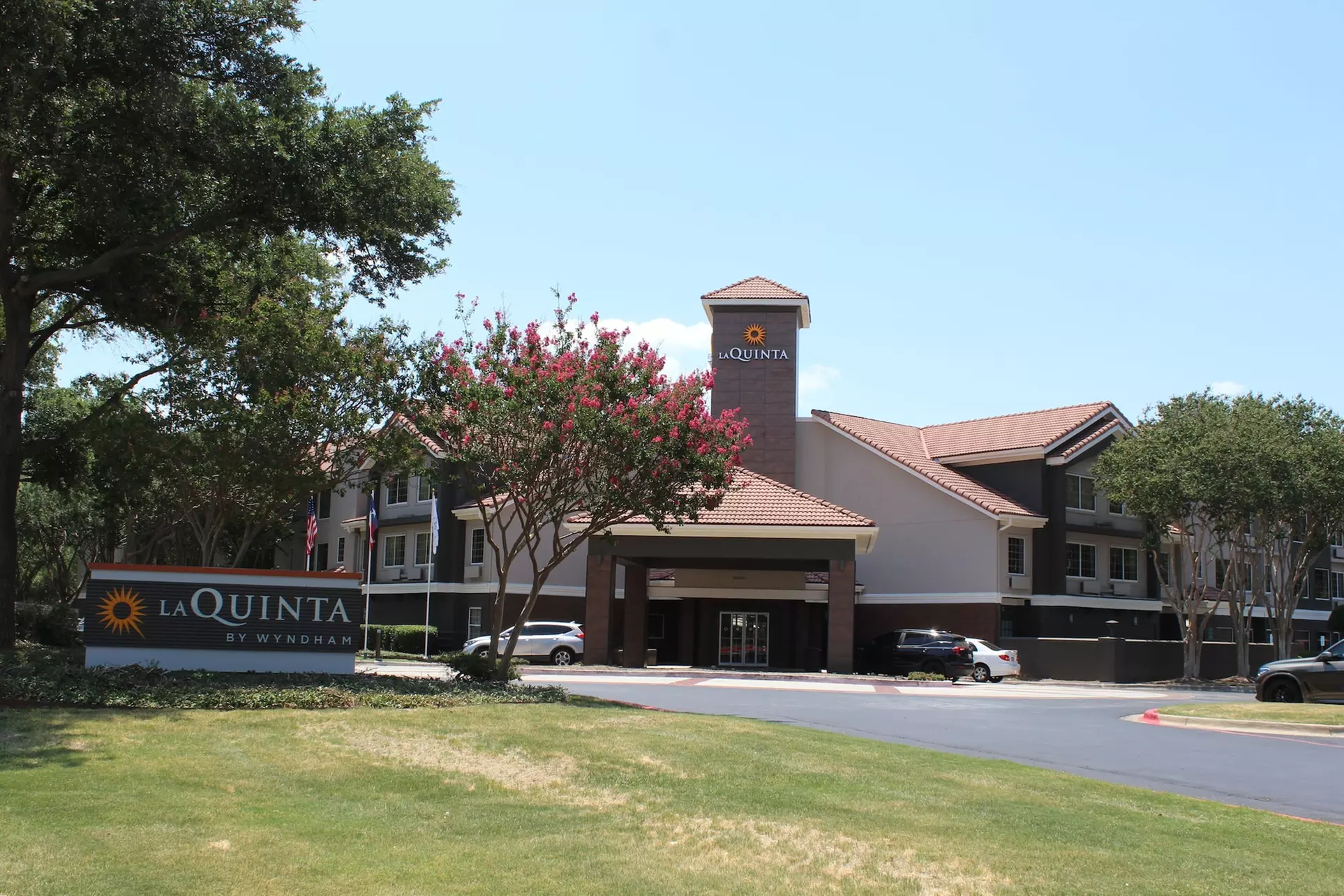 La Quinta Inn & Suites by Wyndham Dallas - Addison Galleria - Primary Image