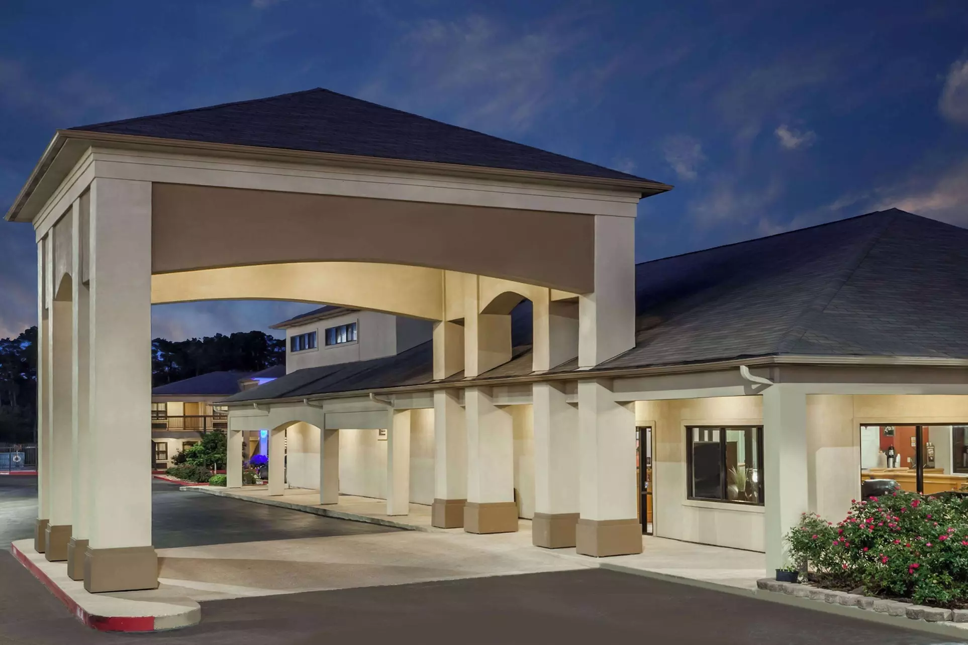 Days Inn & Suites by Wyndham Huntsville - Primary Image