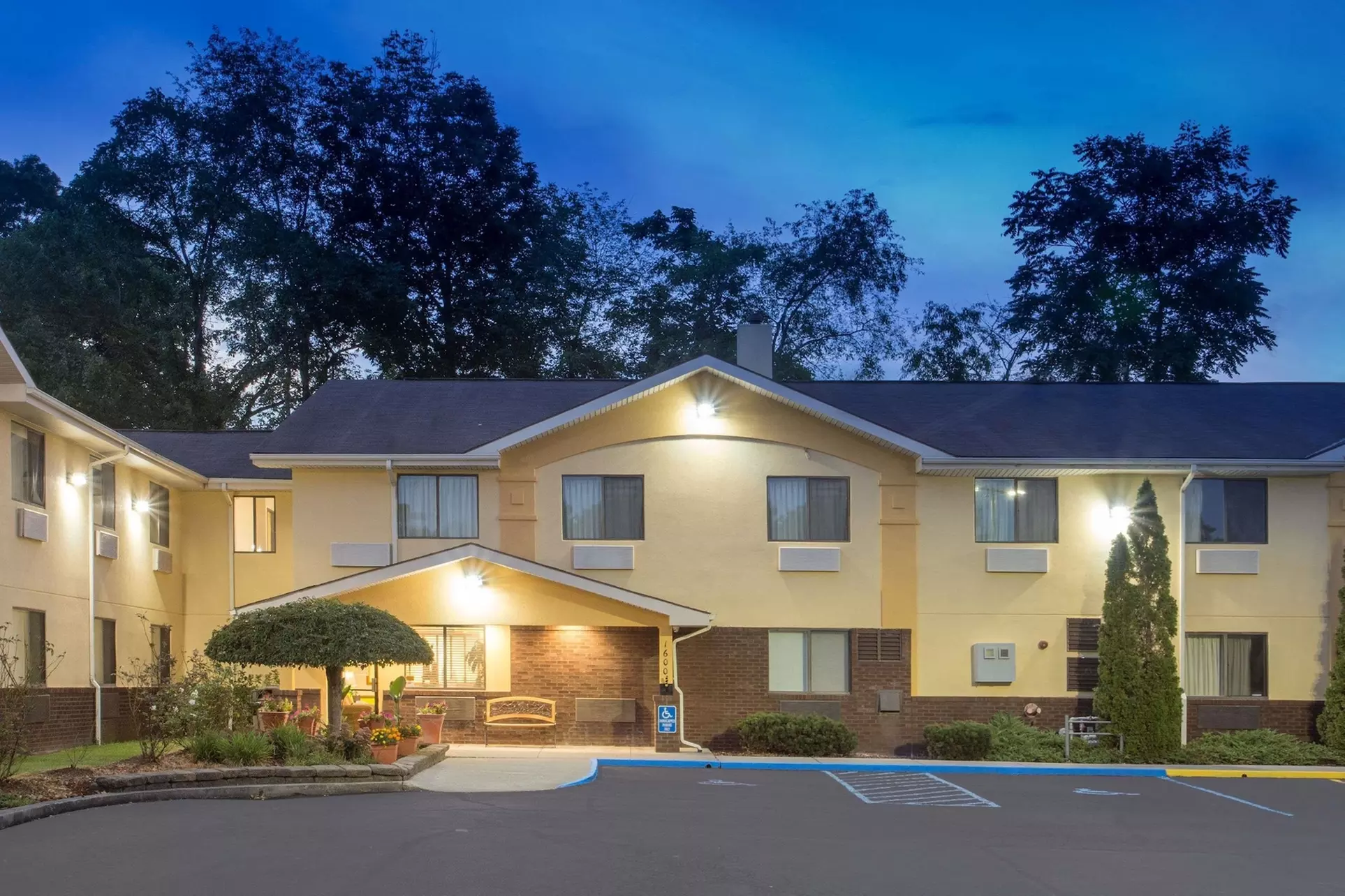Super 8 by Wyndham Radford VA - Primary Image