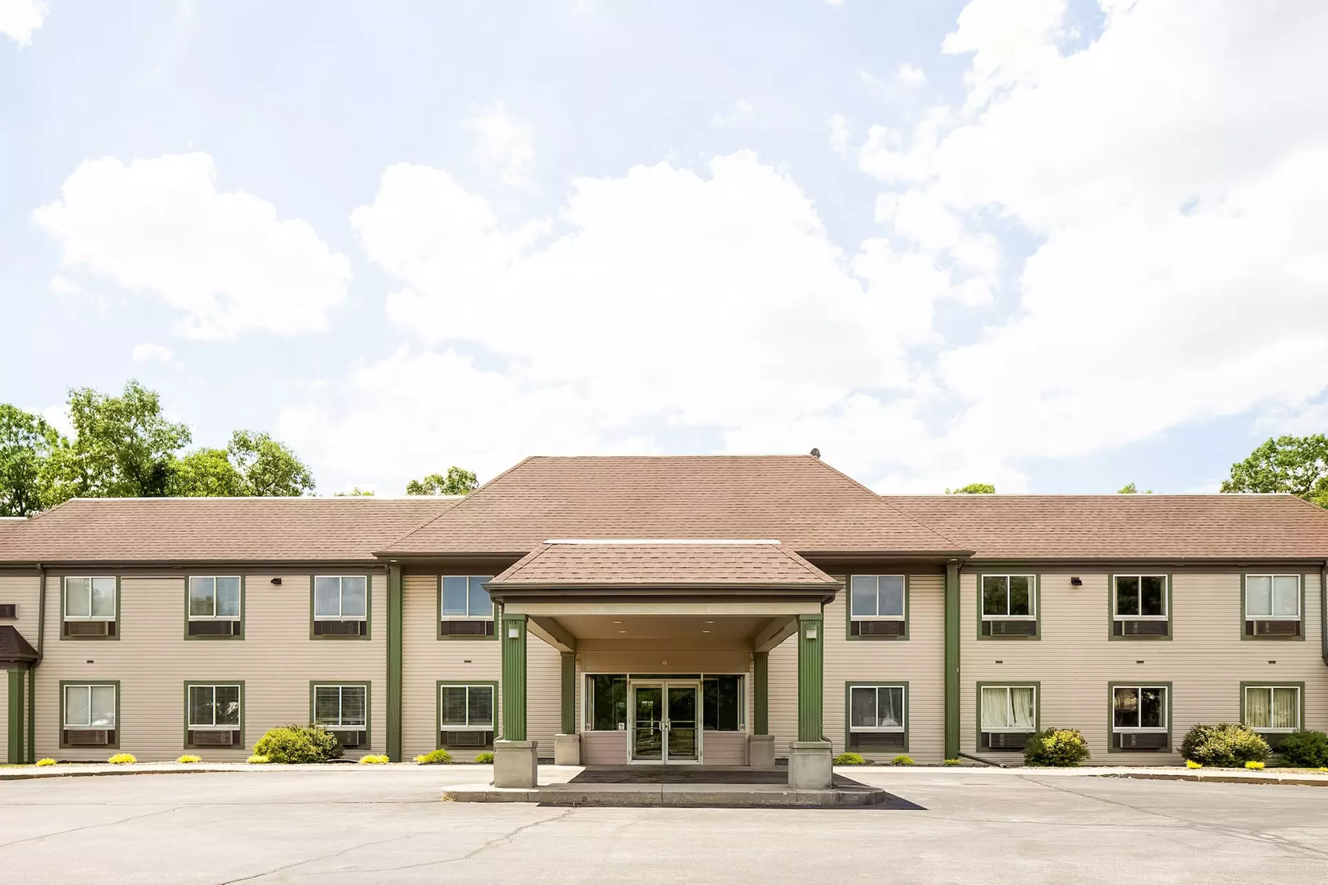 Econo Lodge Whitehall near Michigan's Adventure - Primary Image