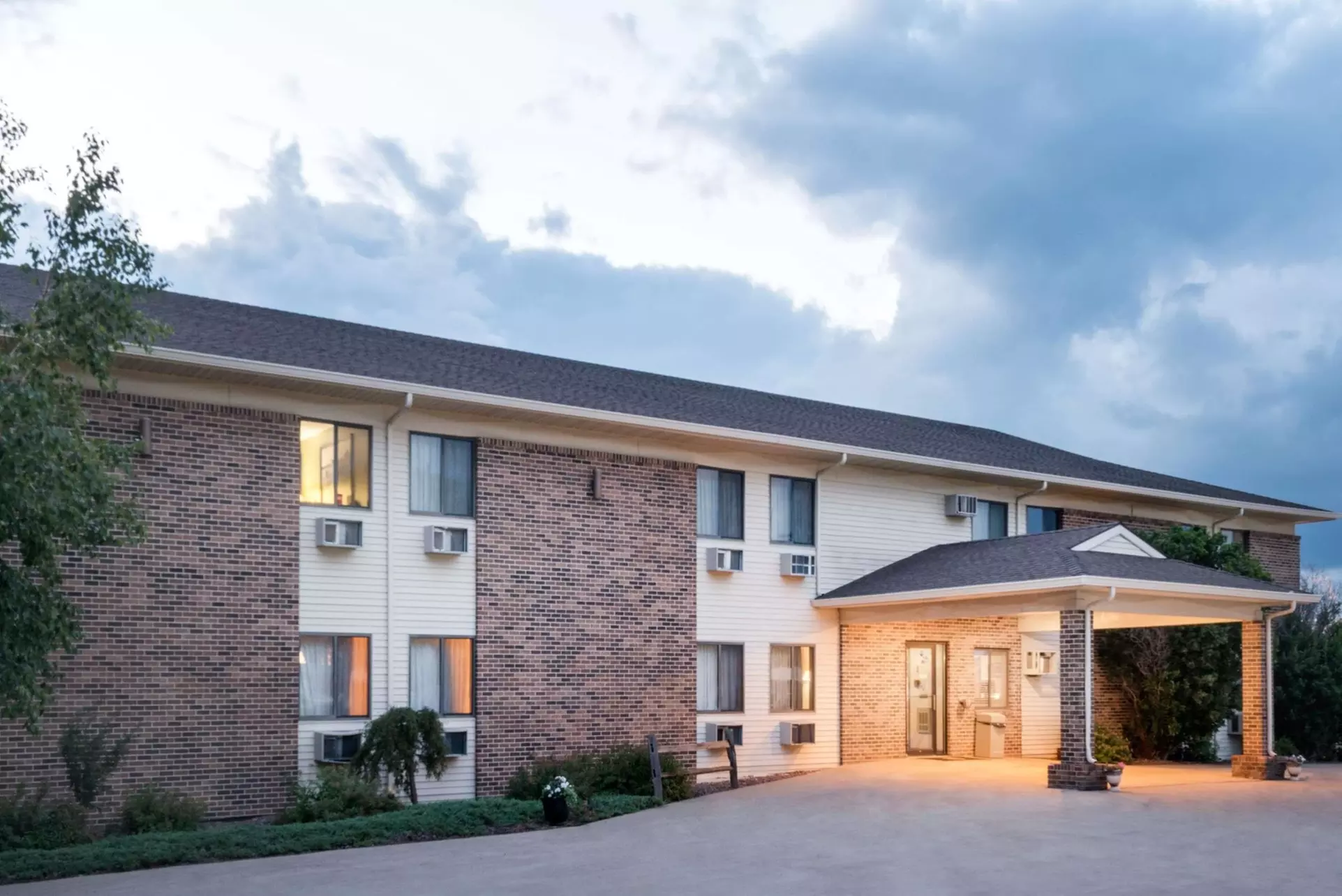 Super 8 by Wyndham Milbank SD - Primary Image