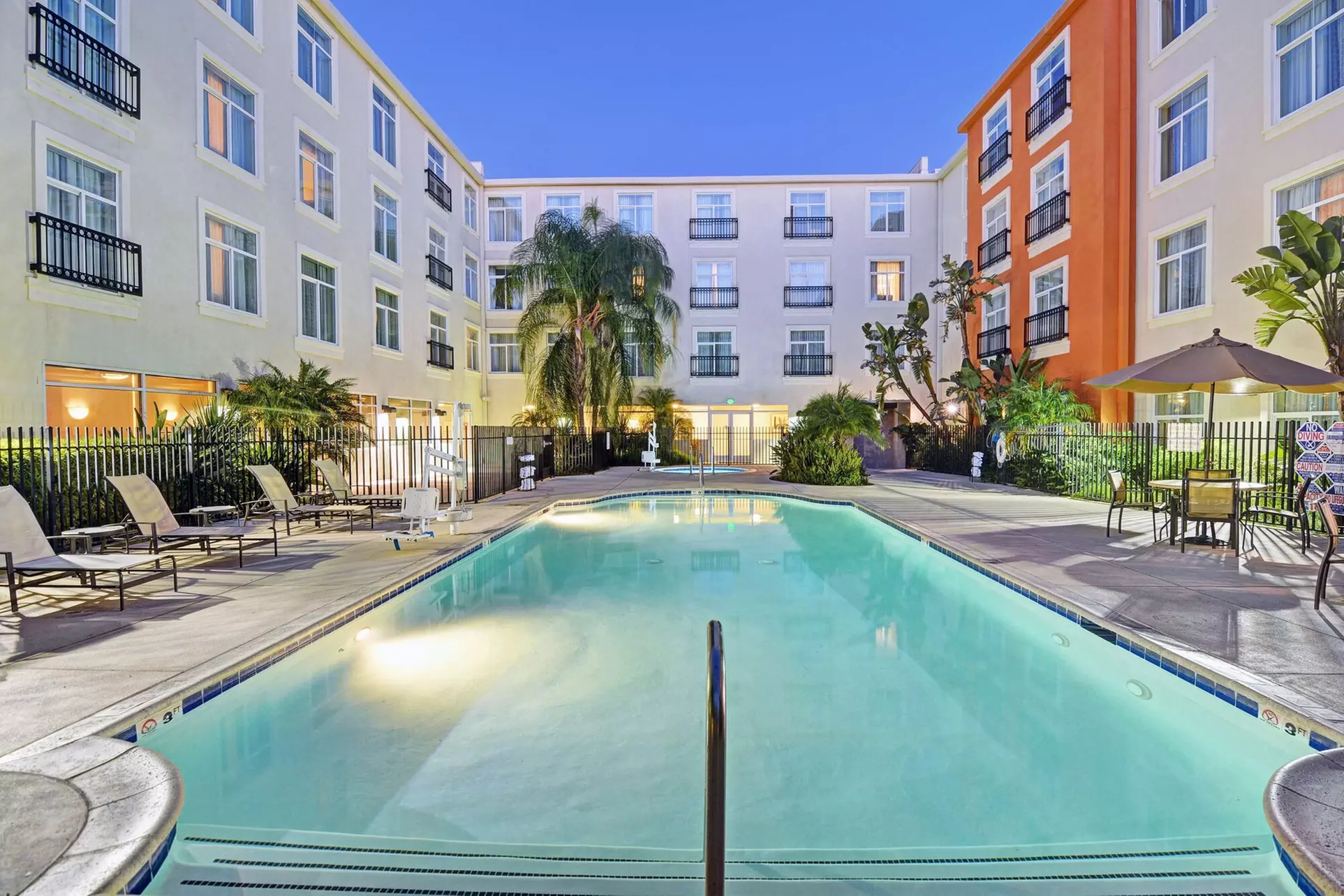 Embassy Suites by Hilton Valencia - Primary Image