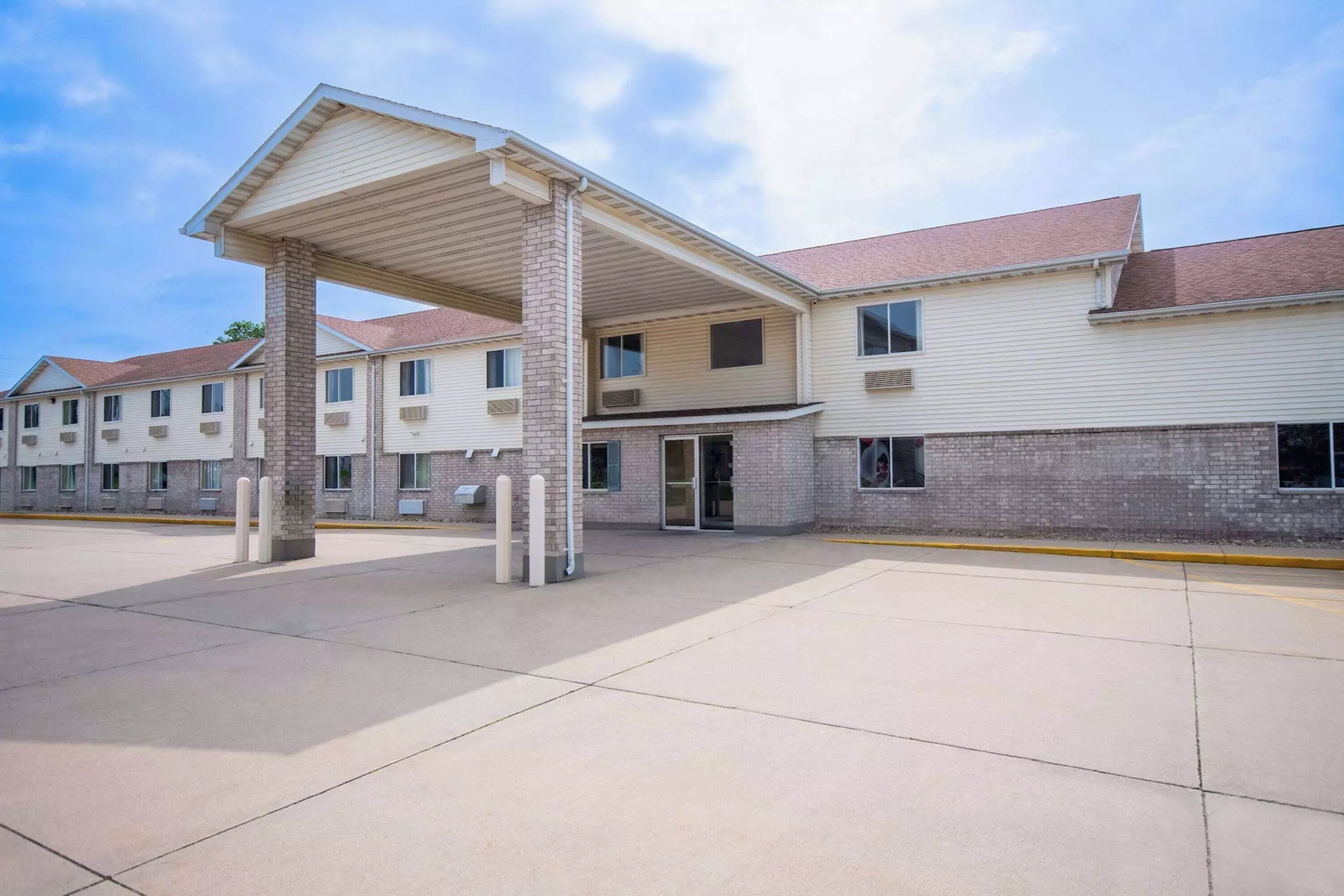 Days Inn by Wyndham Evansdale Waterloo - Primary Image