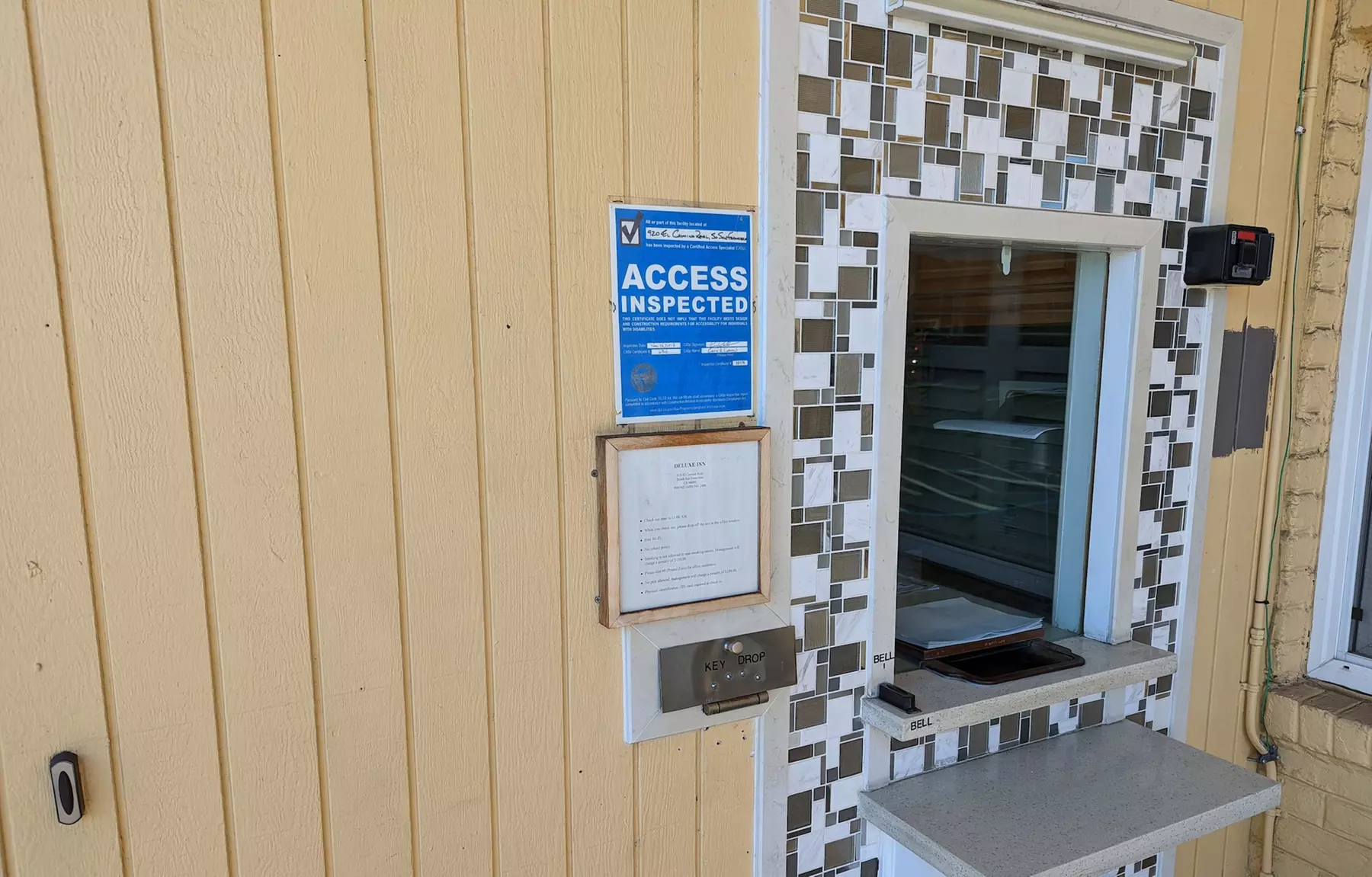 Deluxe Inn - Primary Image