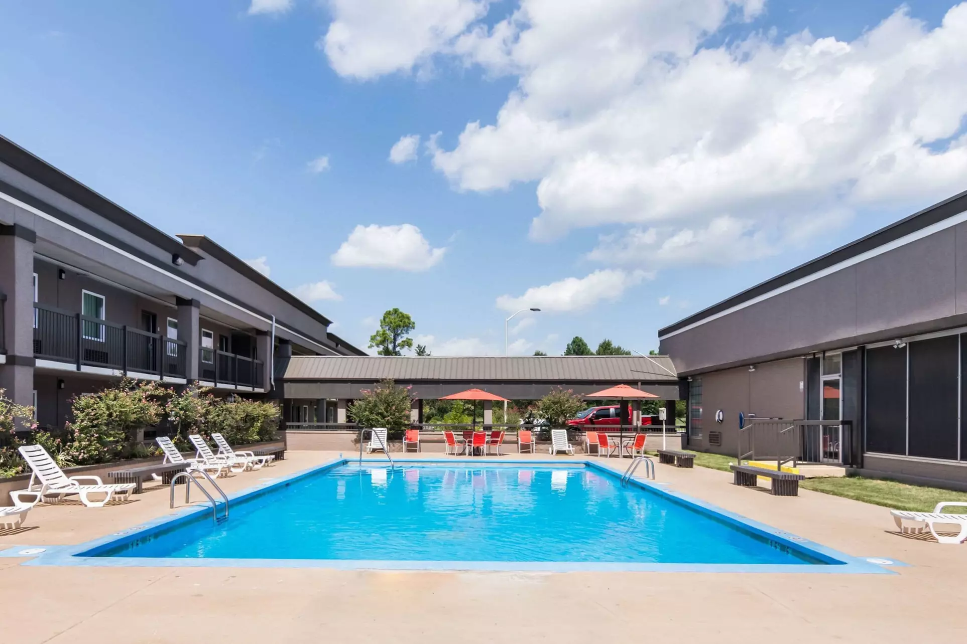 Clarion Inn & Suites Russellville I-40 - Primary Image