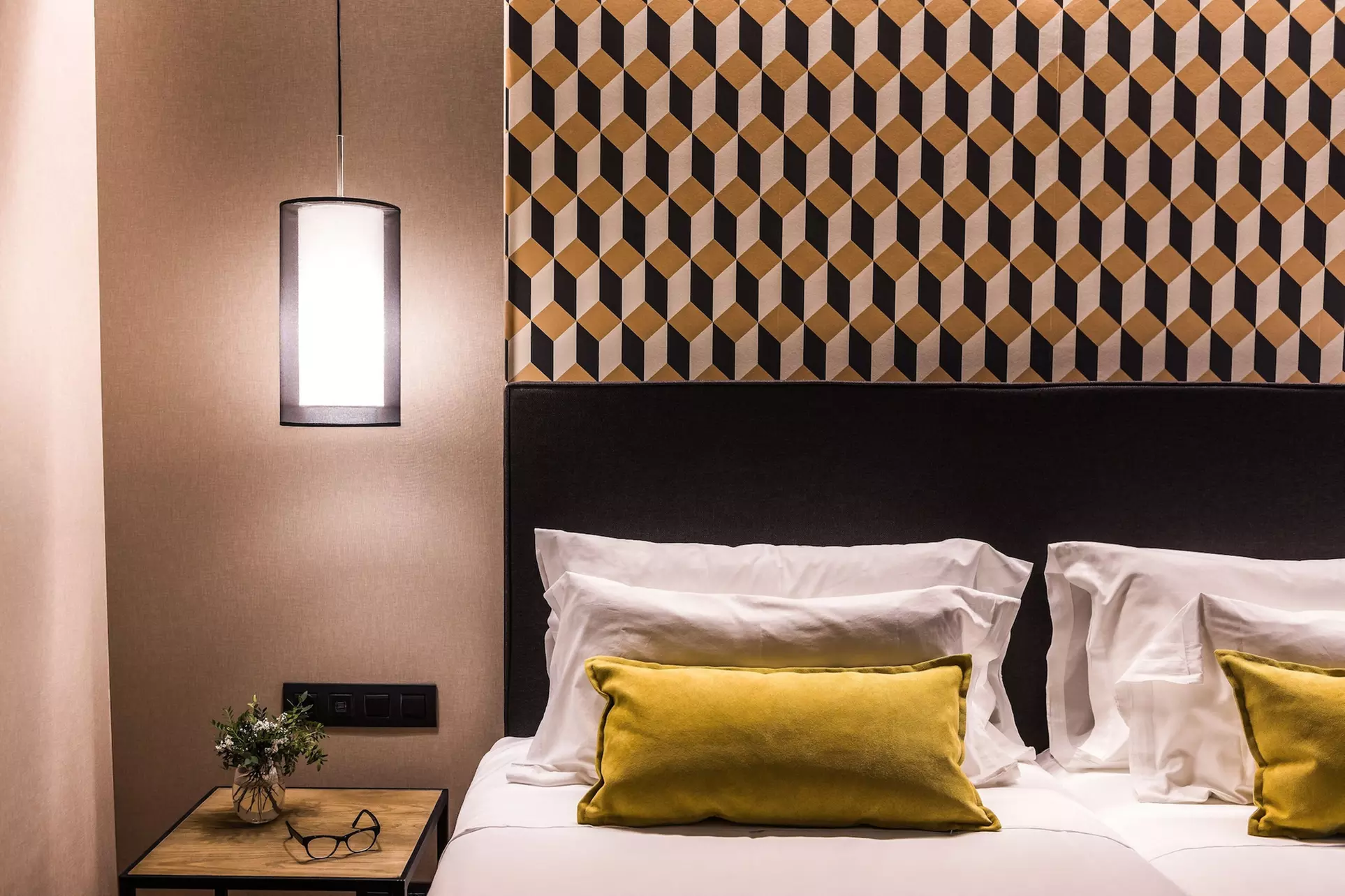 Up Rooms Vic Hotel - Primary Image