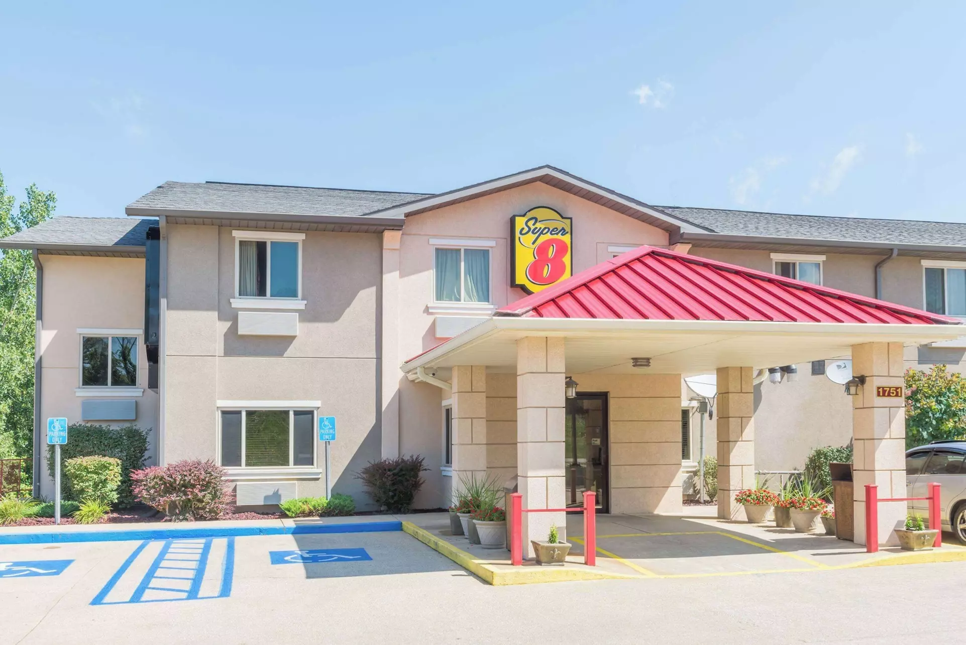 Super 8 by Wyndham Bloomington University Area - Primary Image