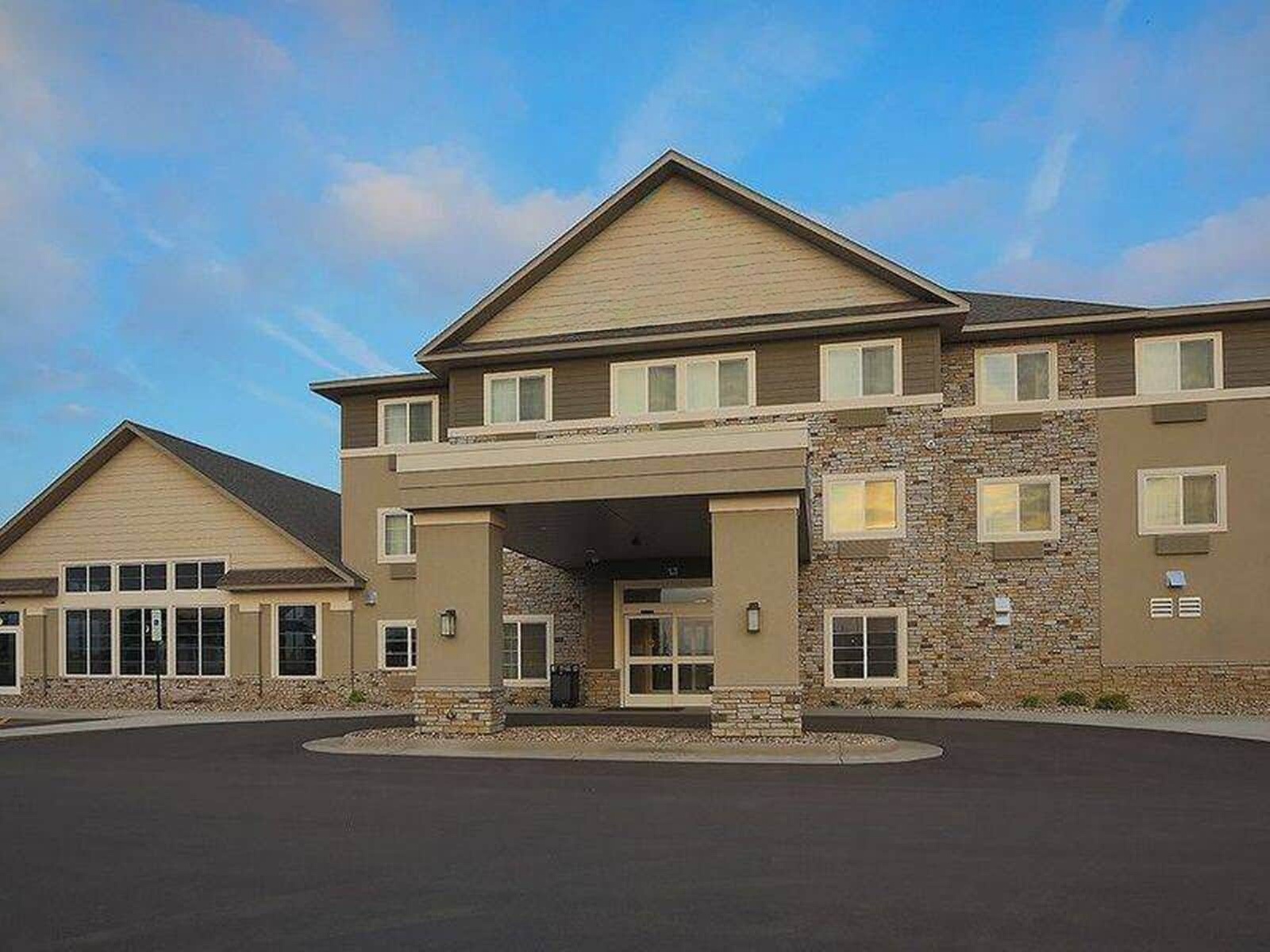 Gateway Park Hotel and Suites