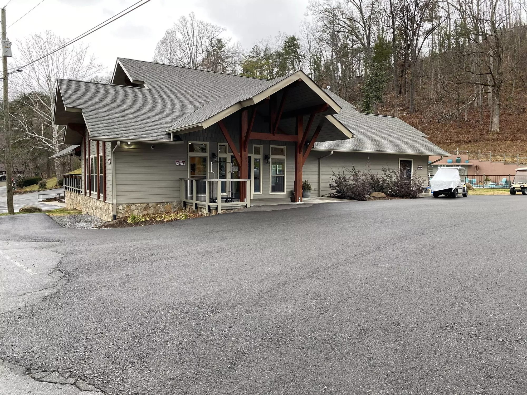 Carr's Northside Motel and Cottages - Primary Image
