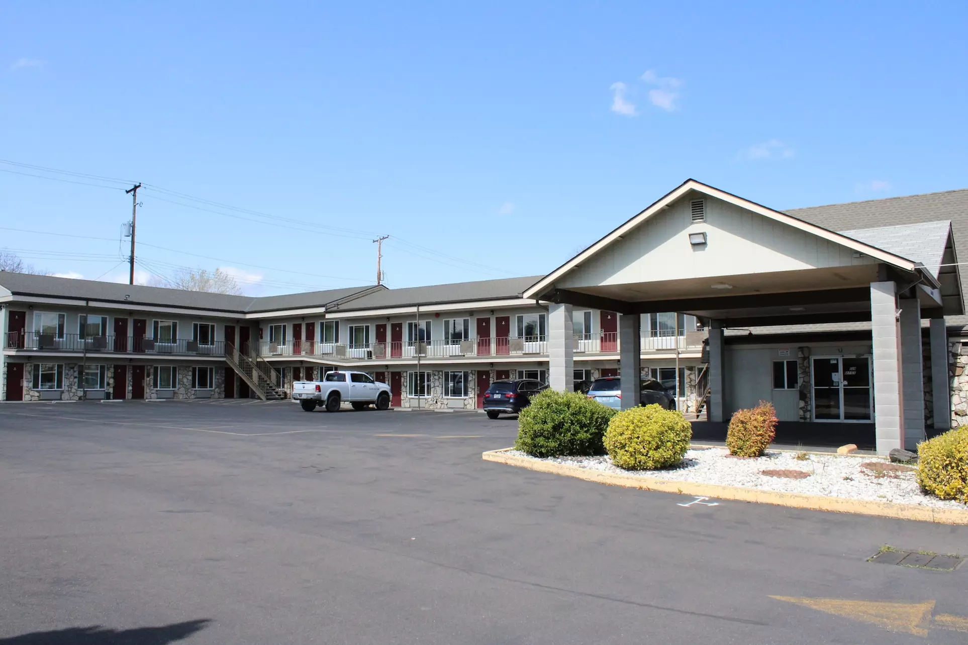 Pine Tree Inn - Primary Image