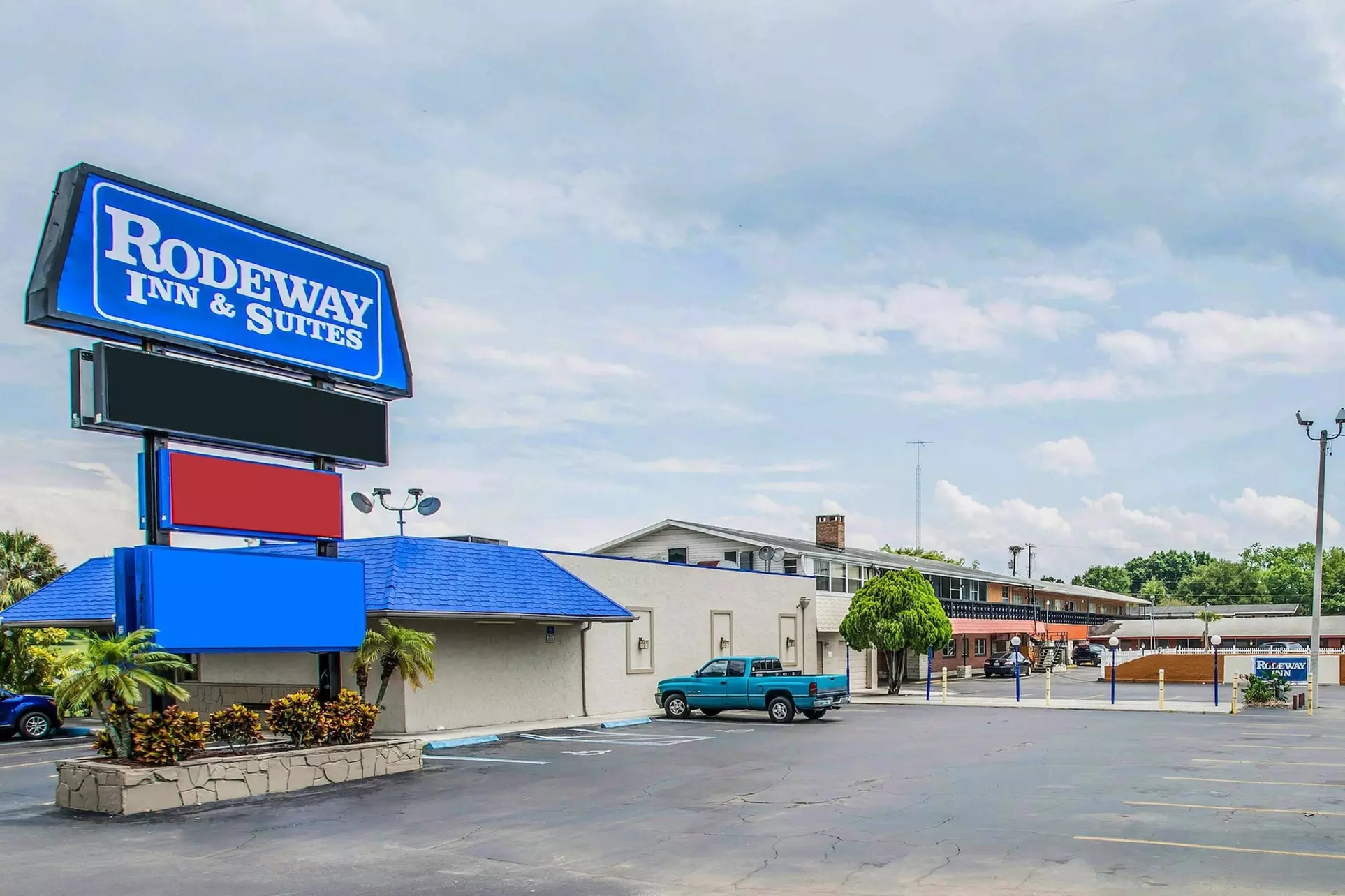 Rodeway Inn & Suites Winter Haven Chain Of Lakes - Primary Image