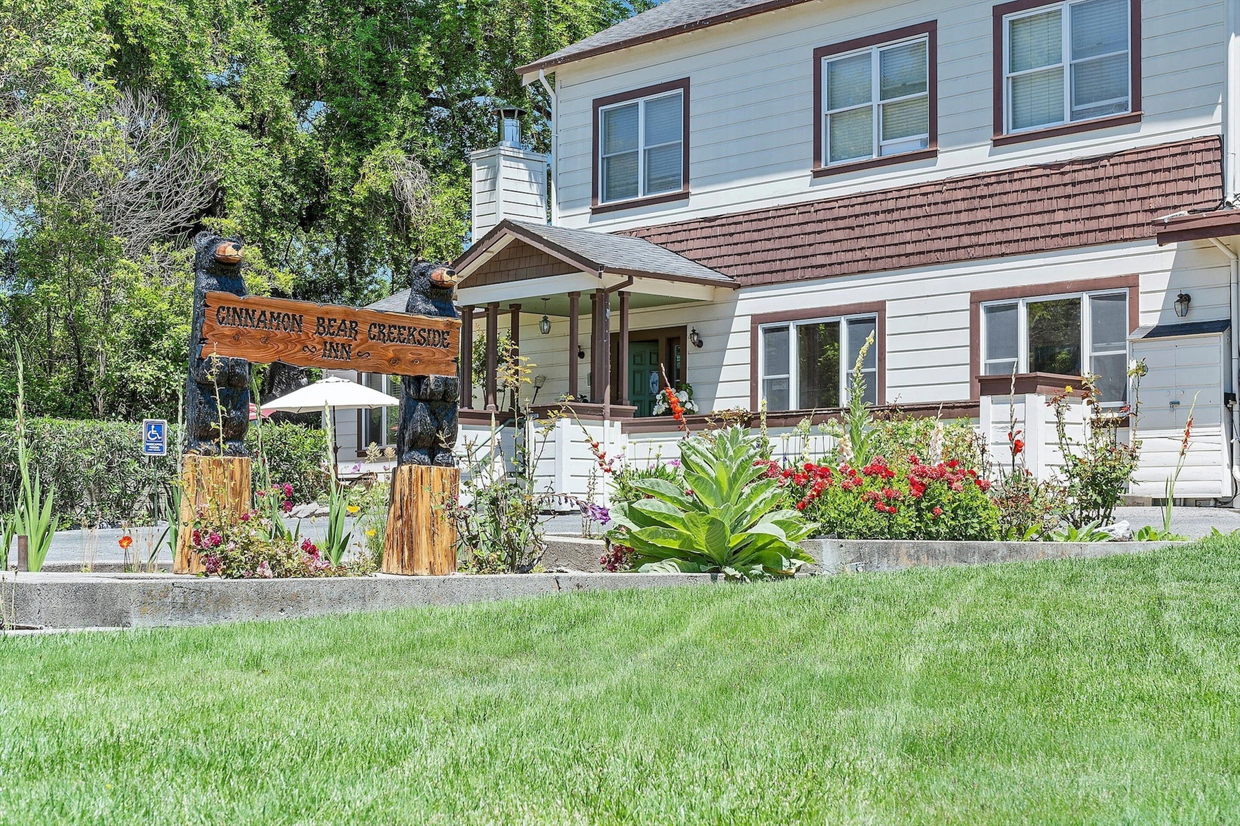 Cinnamon Bear Creekside Inn