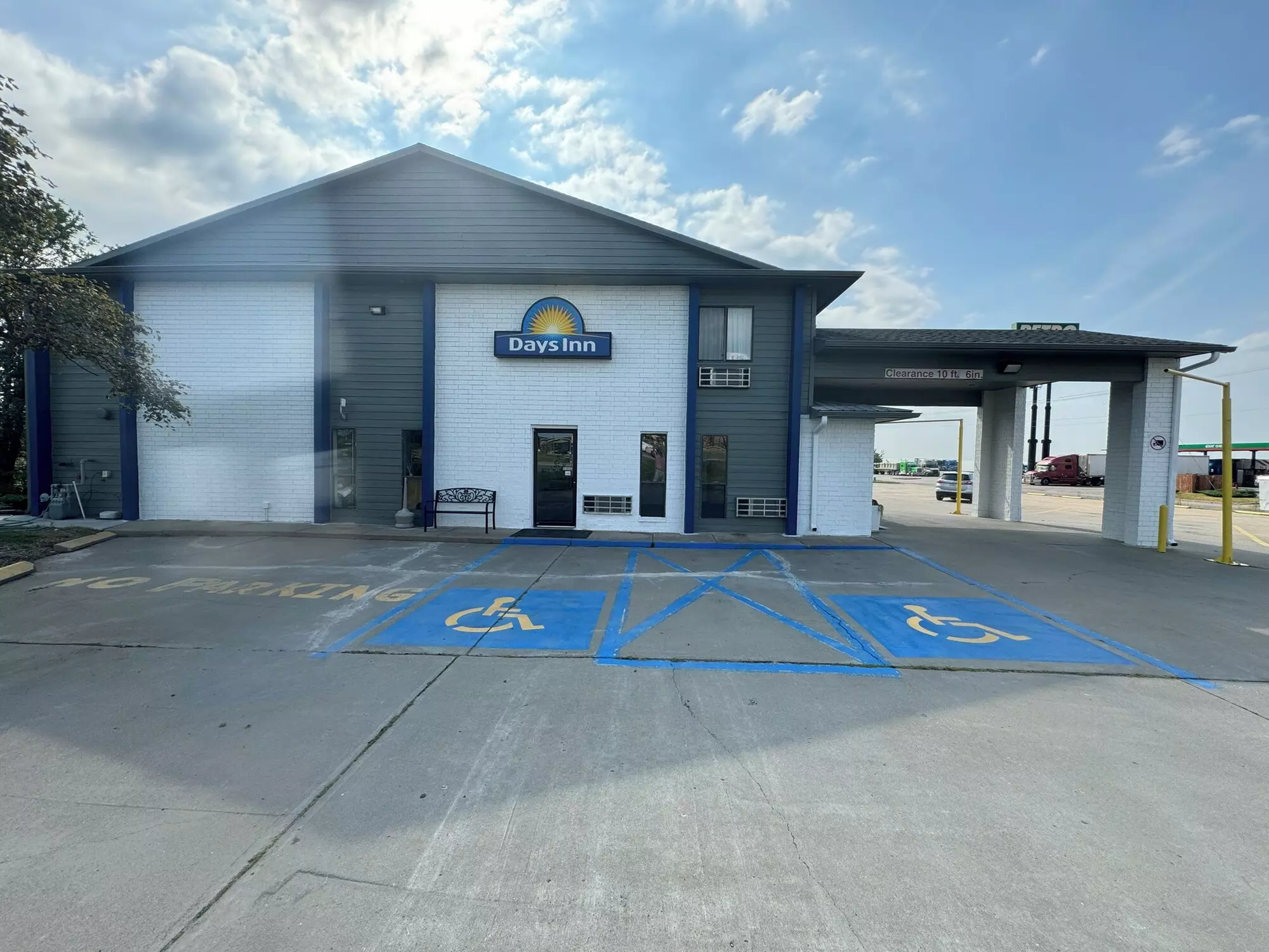 Days Inn by Wyndham Salina I-70 - Primary Image