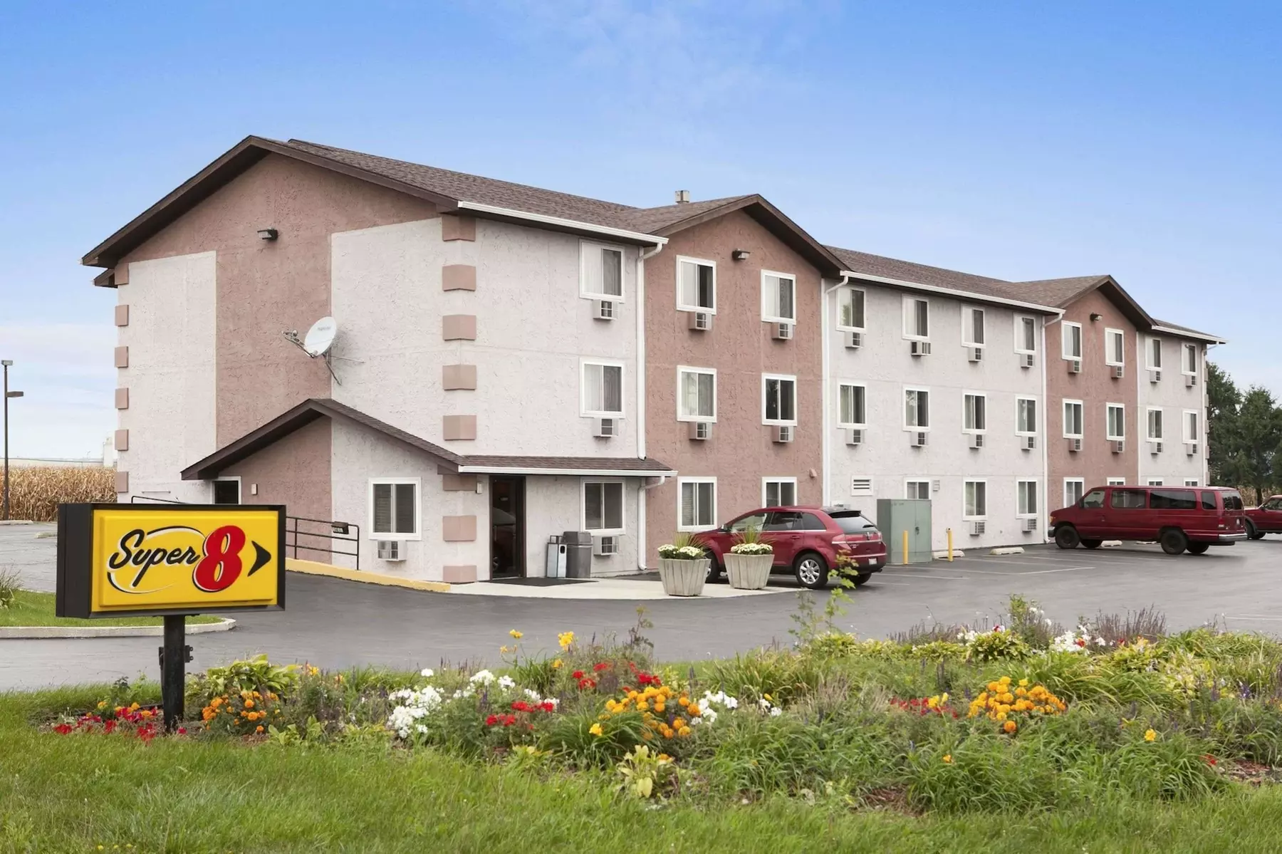 Super 8 by Wyndham Peru Starved Rock State Park - Primary Image