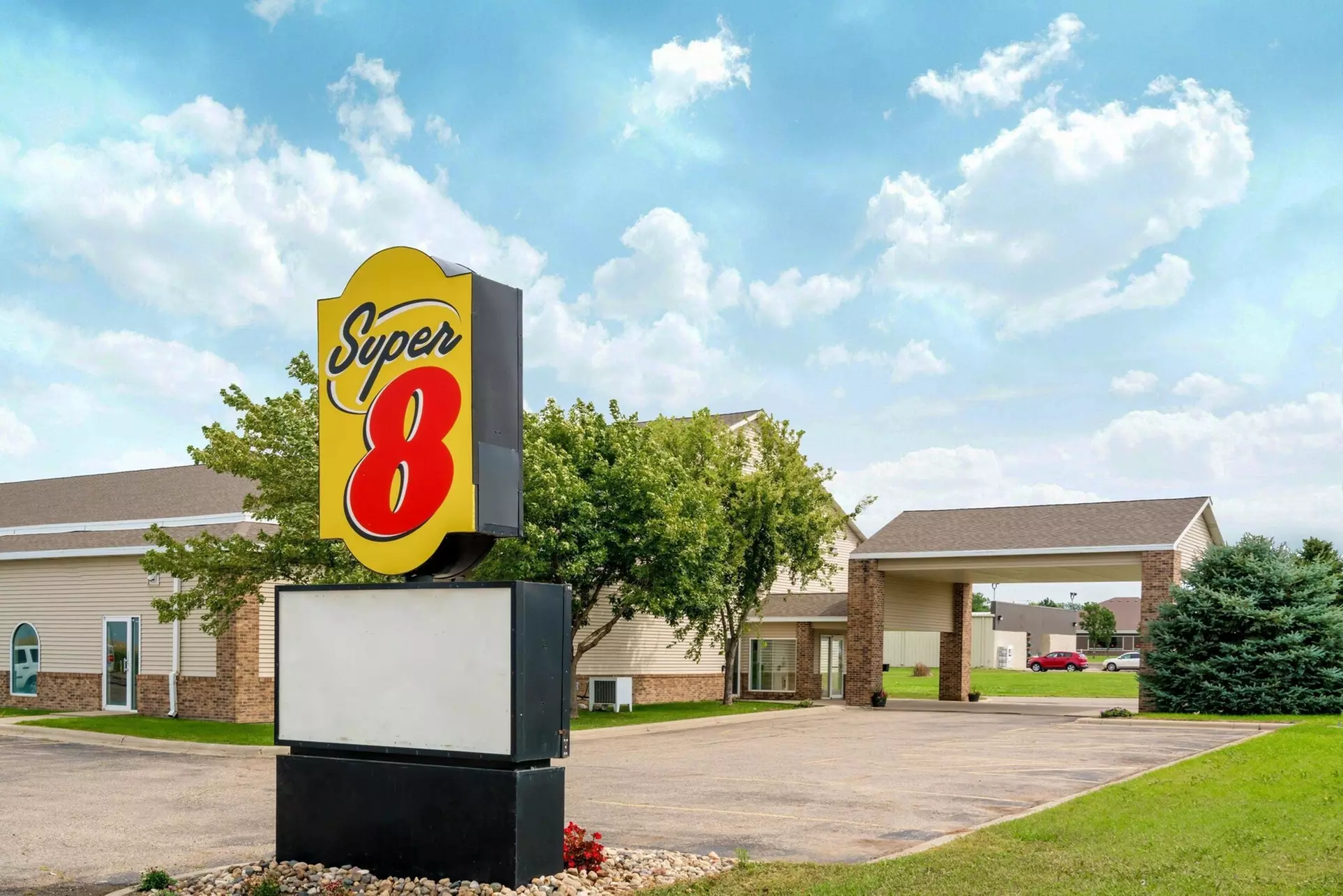 Super 8 by Wyndham Beresford - Primary Image