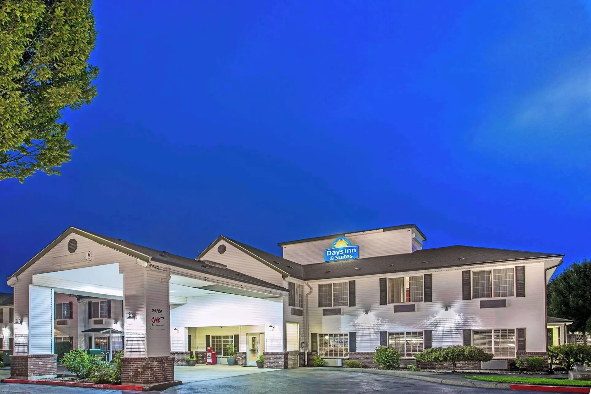 Days Inn & Suites by Wyndham Gresham - Primary Image
