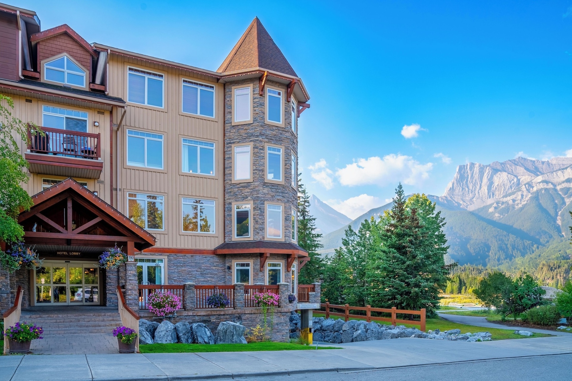 Falcon Crest Lodge by CLIQUE
