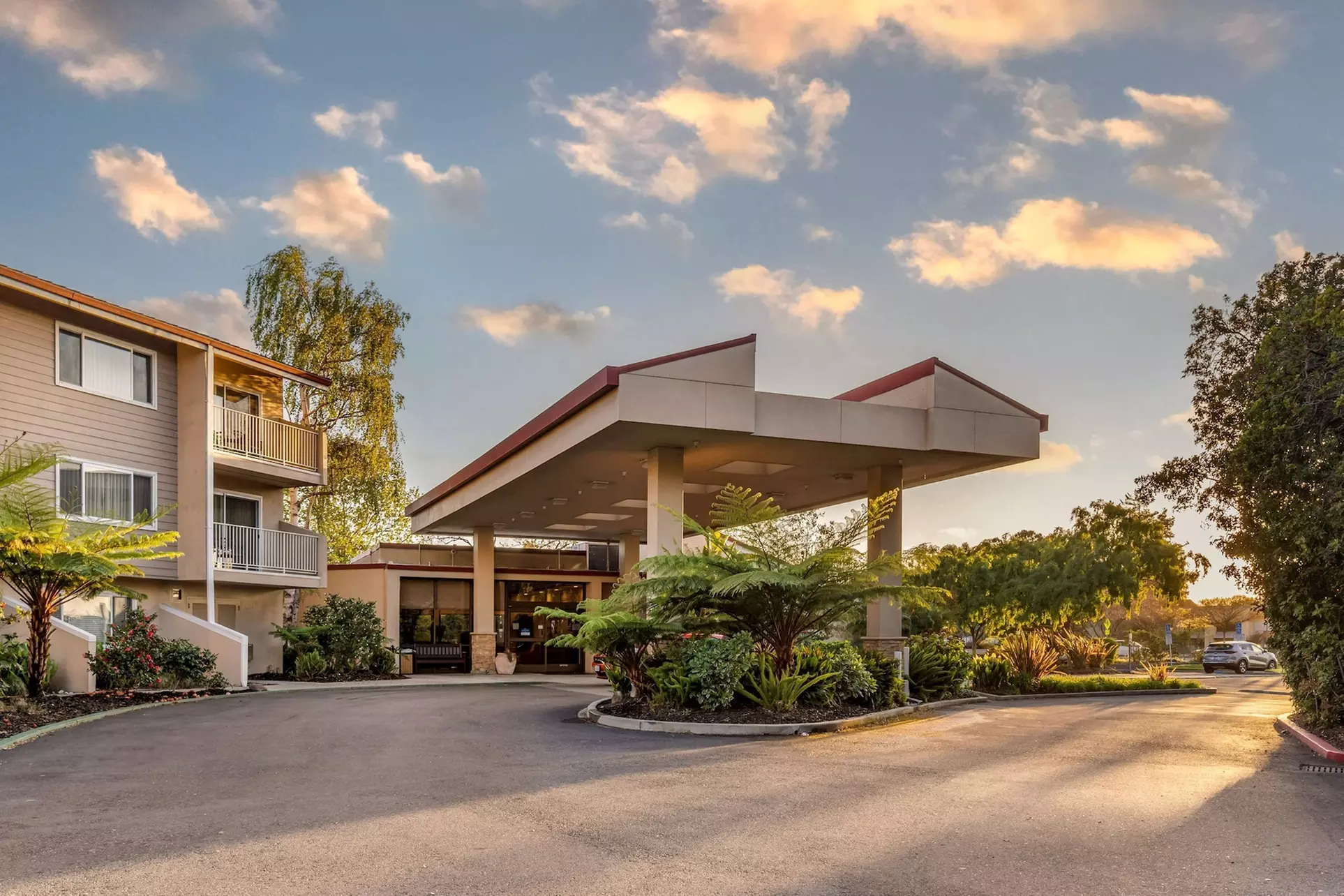 Best Western Plus Garden Court Inn - Primary Image