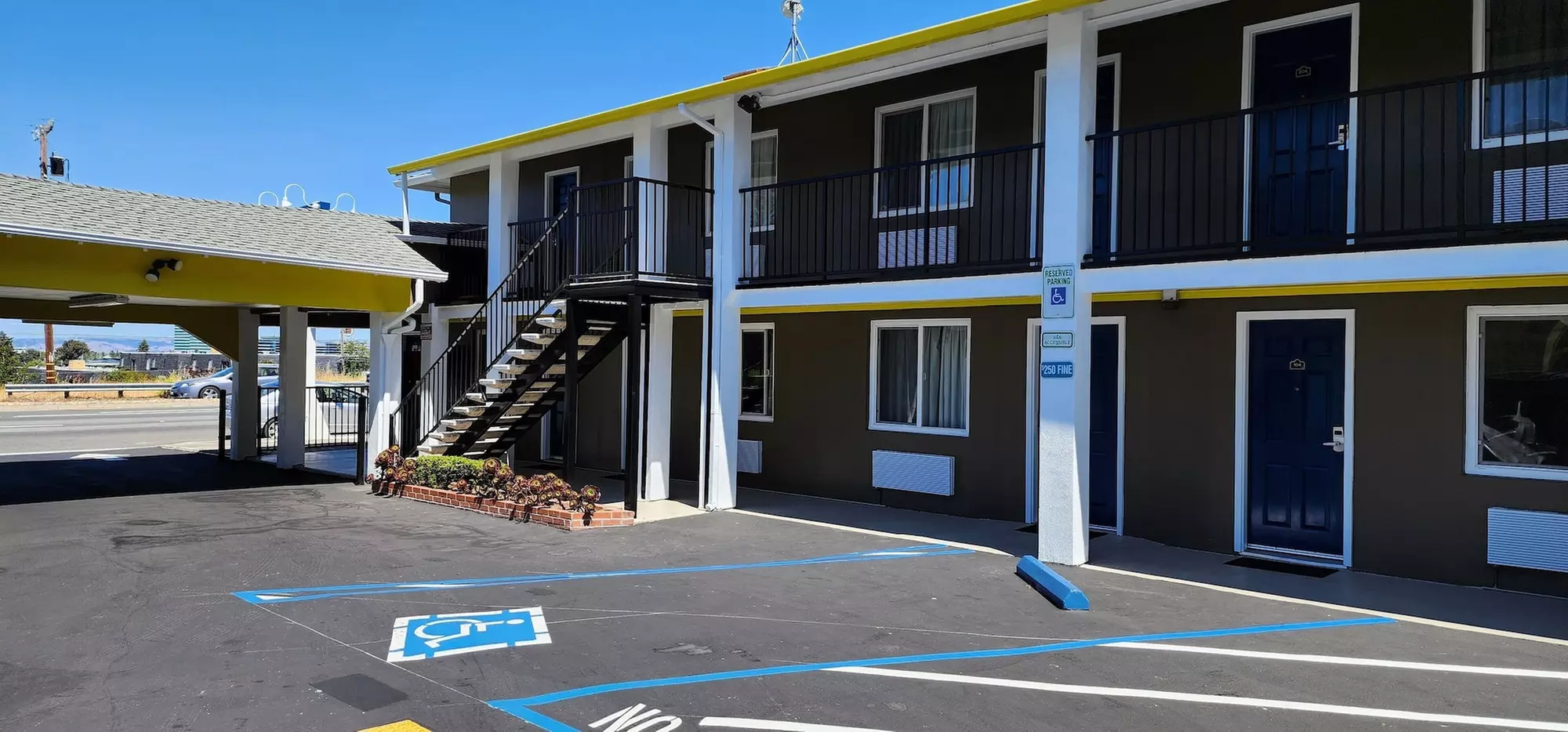 Hotel Belmont - Primary Image