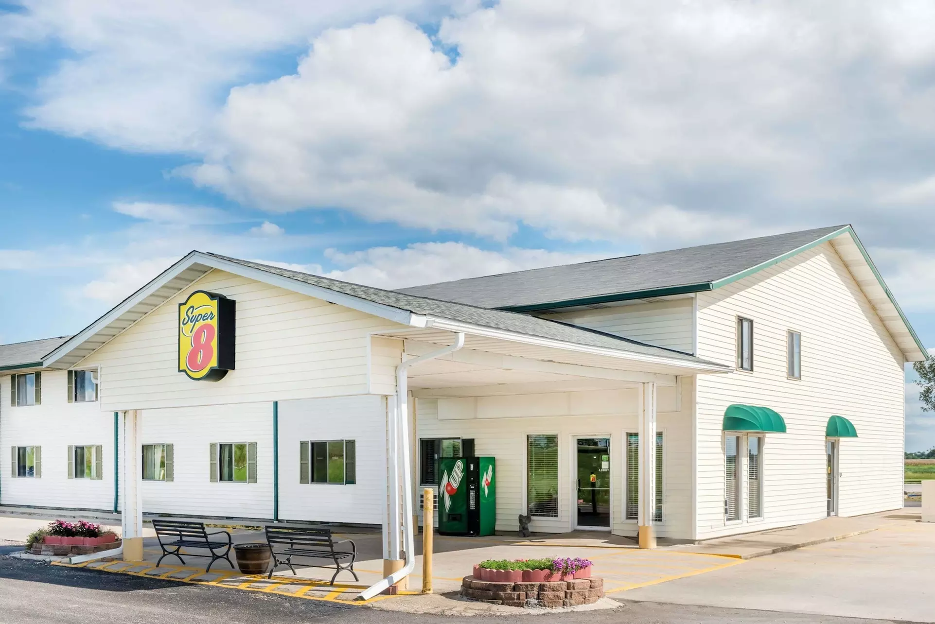 Super 8 by Wyndham Okawville - Primary Image
