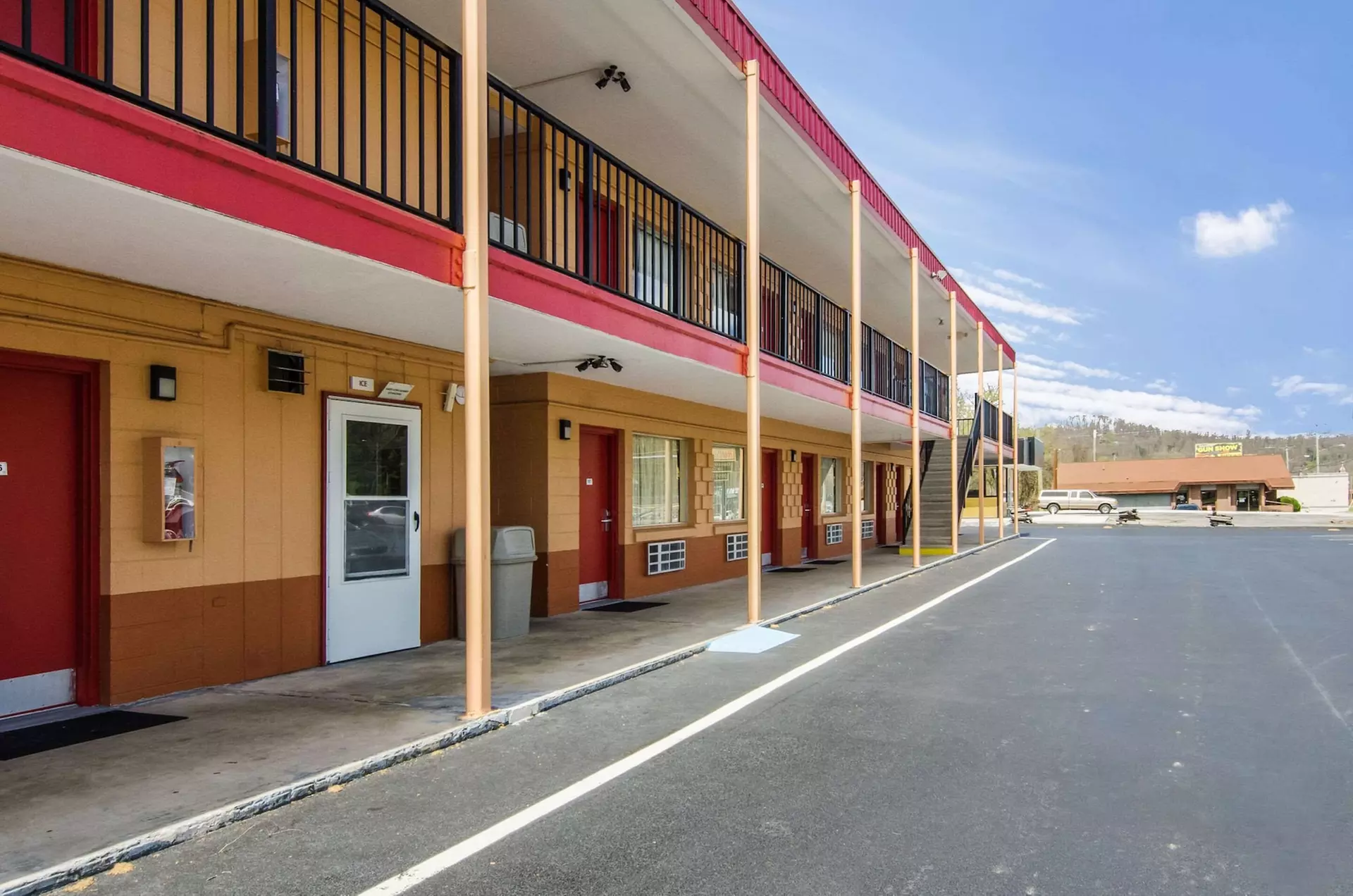 Econo Lodge Near Motor Speedway - Primary Image