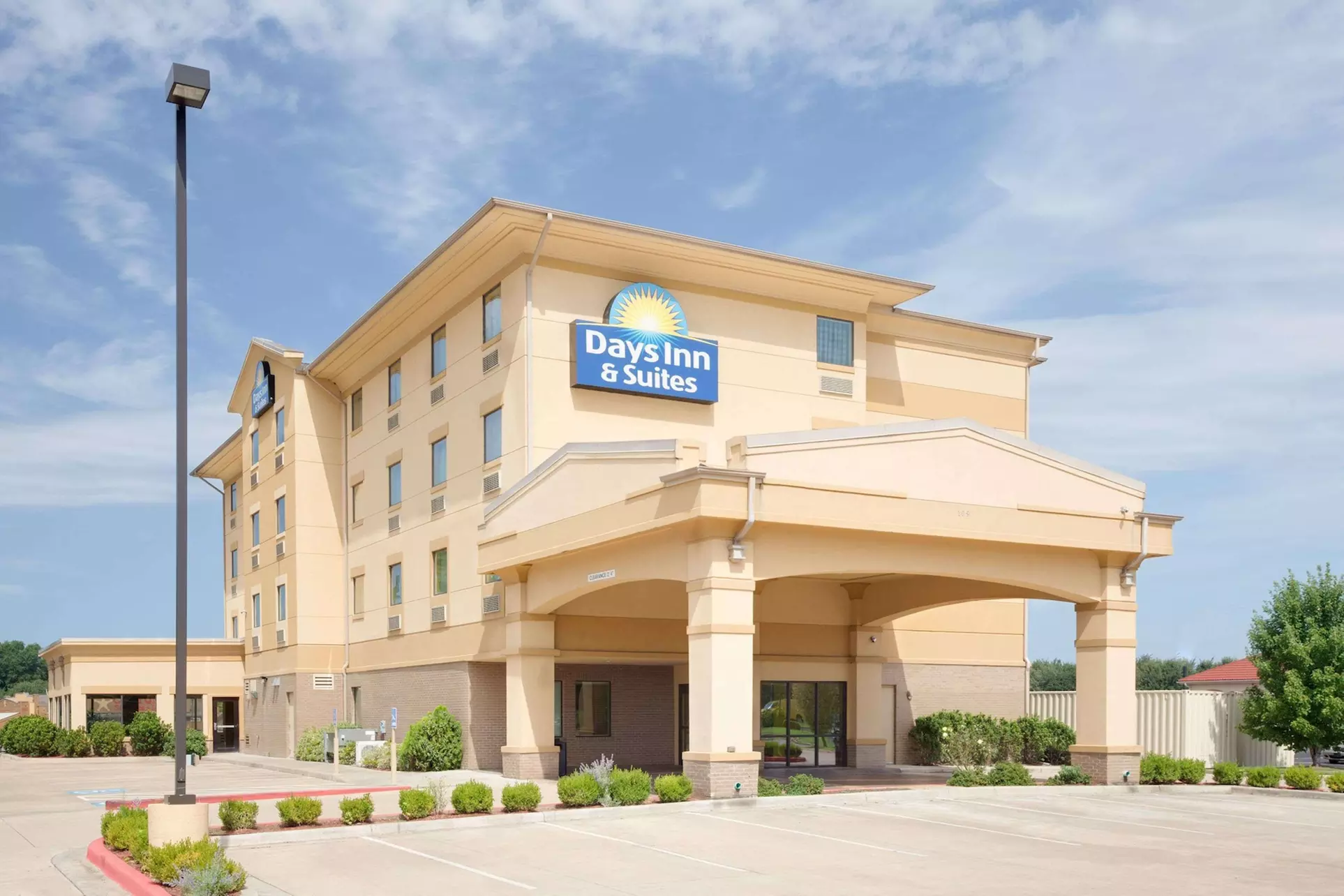 Days Inn & Suites by Wyndham Russellville - Primary Image