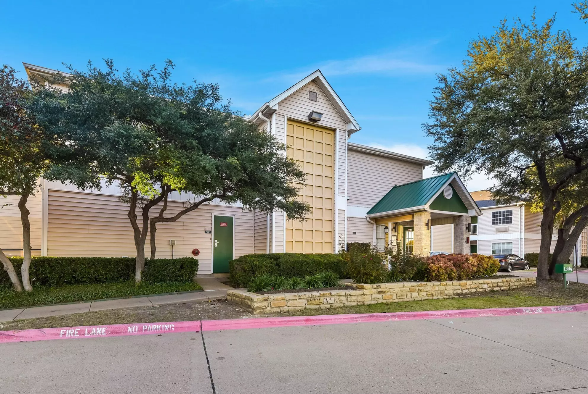 HomeTowne Studios By Red Roof Dallas - North Addison/ Tollway - Primary Image
