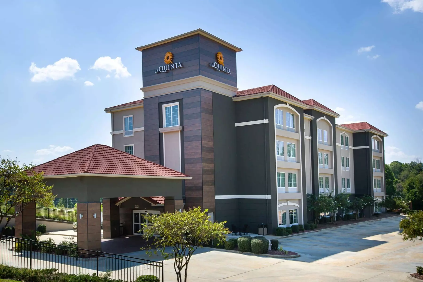 La Quinta Inn & Suites by Wyndham Tupelo - Primary Image