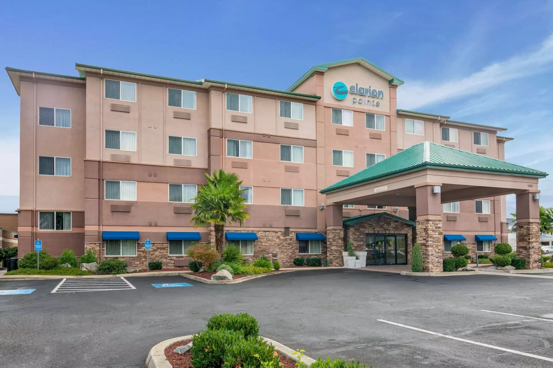 Clarion Pointe Medford - Primary Image