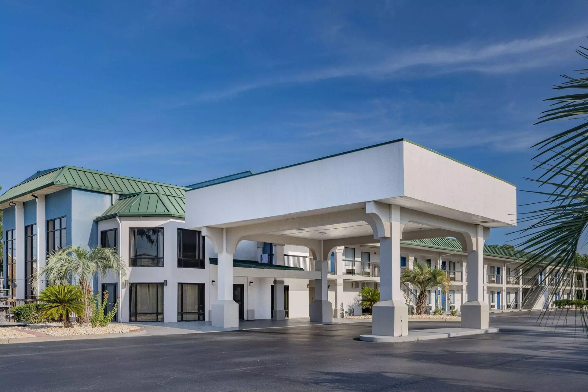 Days Inn & Suites by Wyndham Savannah Midtown - Primary Image