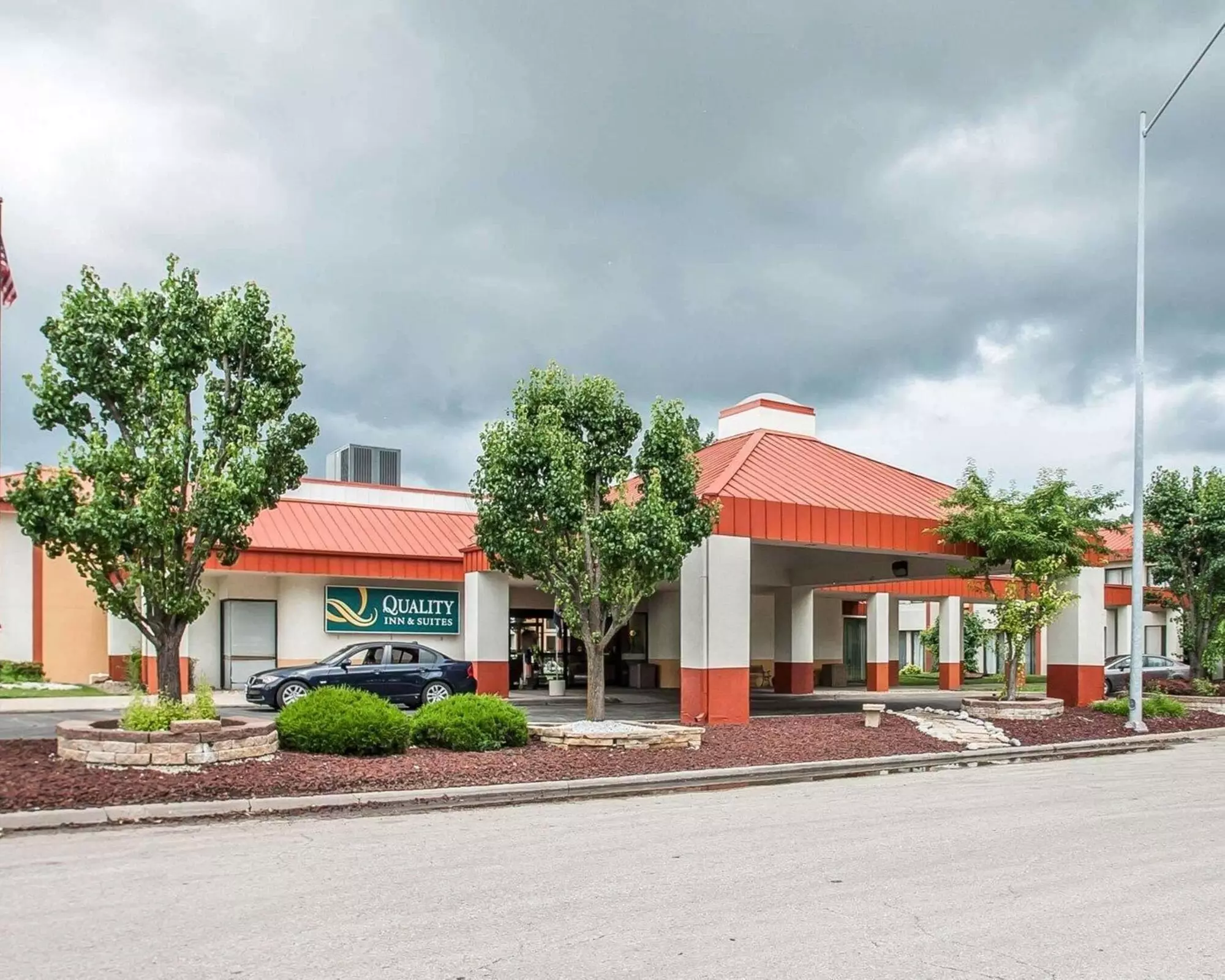 Quality Inn & Suites Kansas City I-435N Near Sports Complex - Primary Image
