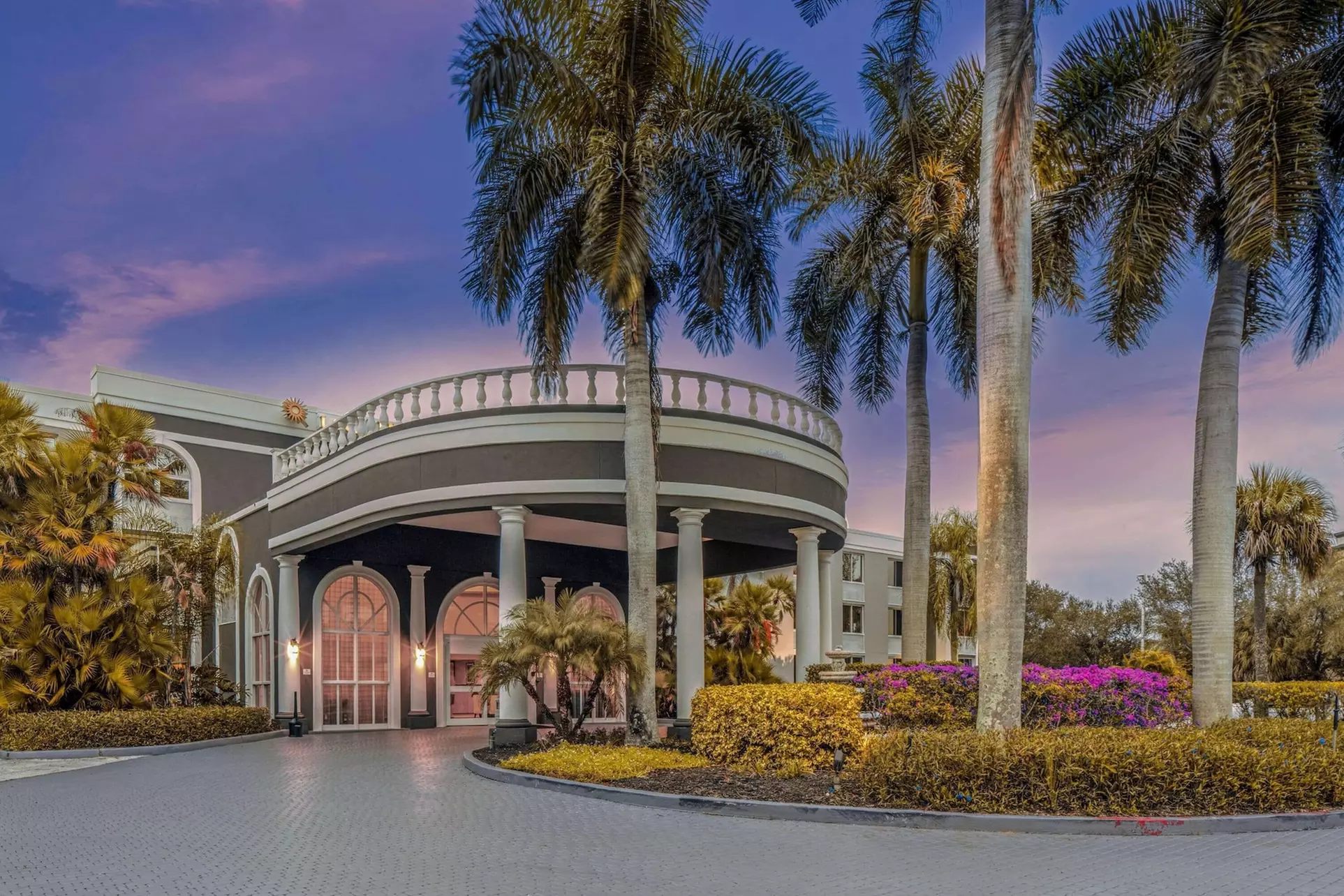 La Quinta Inn & Suites by Wyndham Naples Downtown - Primary Image
