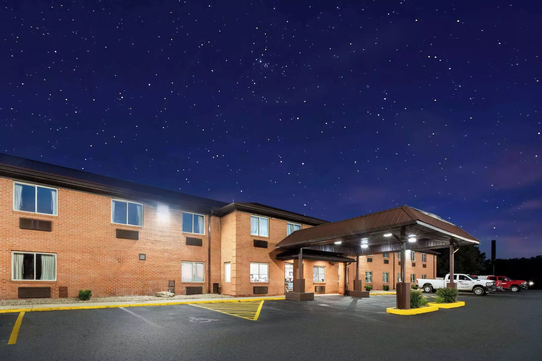 Super 8 by Wyndham Fairmont - Primary Image