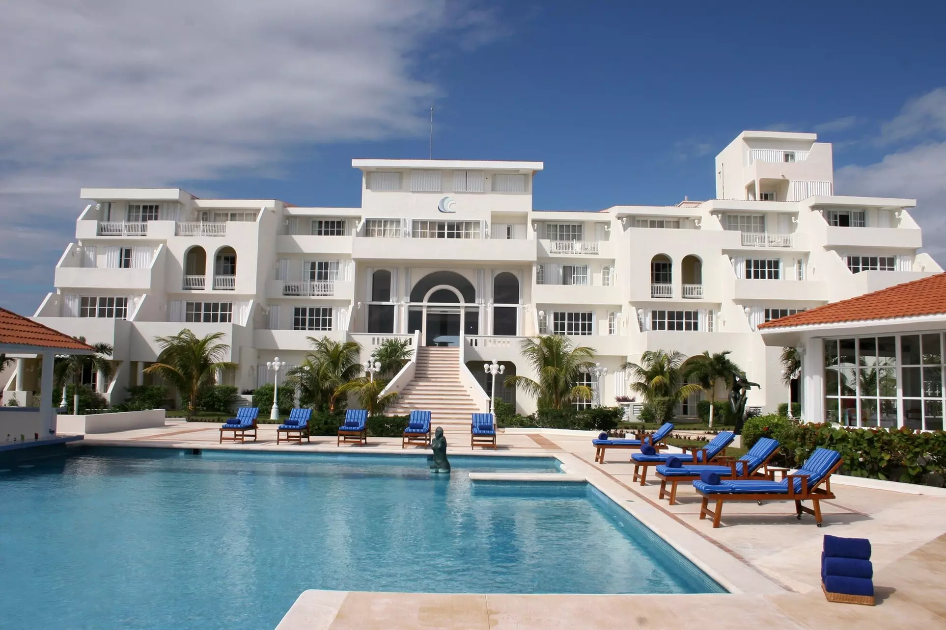 Casa Turquesa - Near Luxury Avenue Shopping Mall - Primary Image
