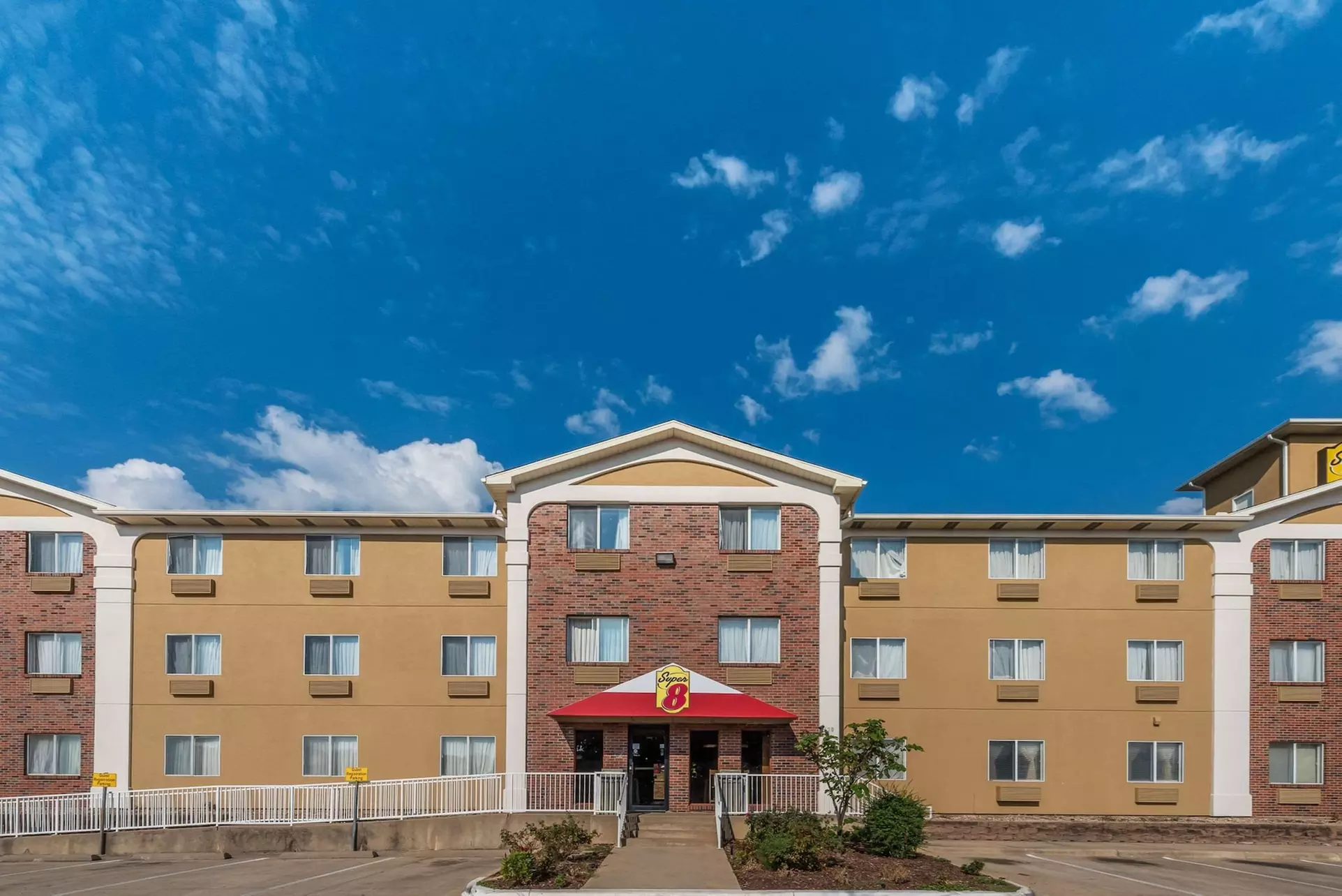 Super 8 by Wyndham Denton - Primary Image