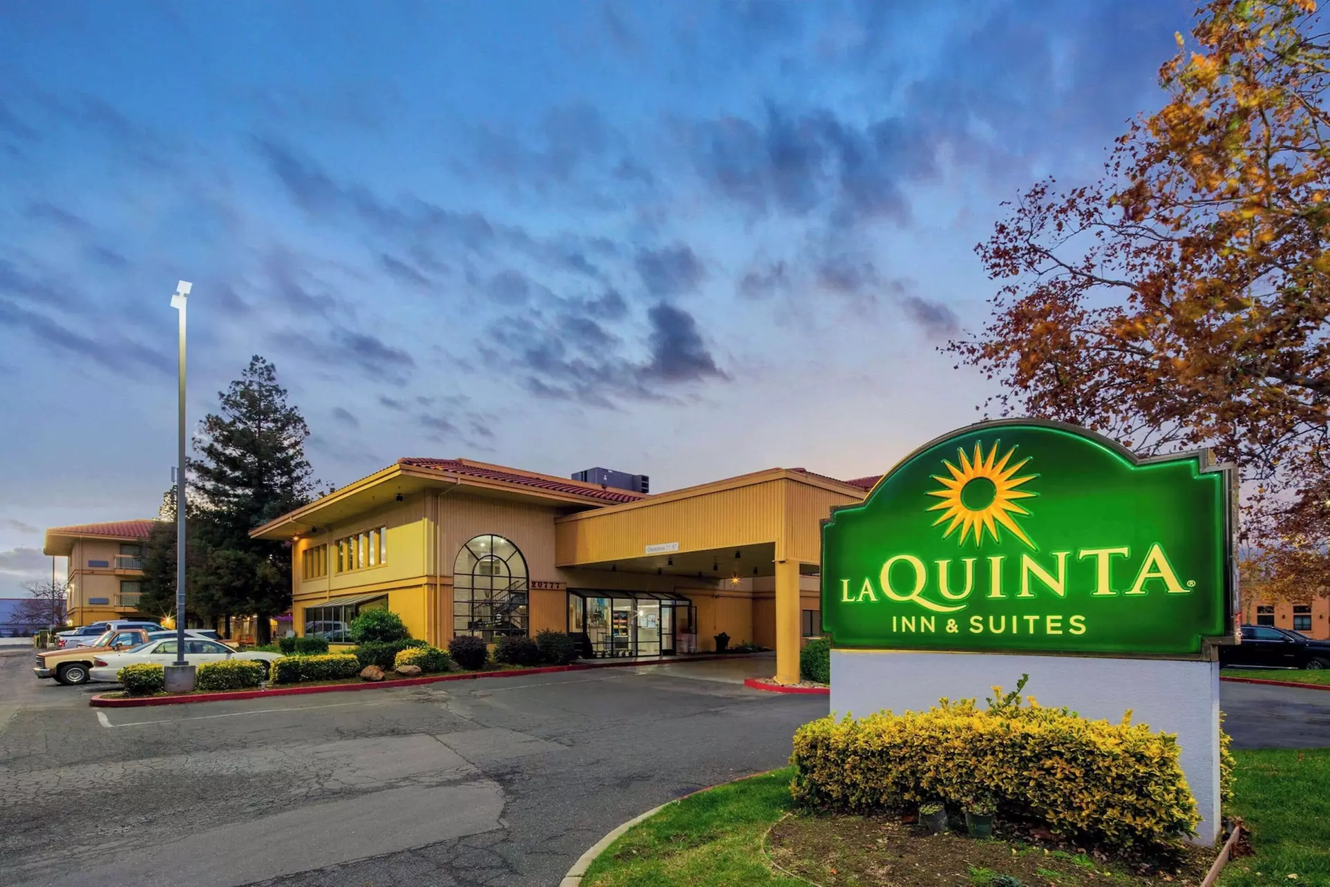 La Quinta Inn & Suites by Wyndham Oakland - Hayward - Primary Image