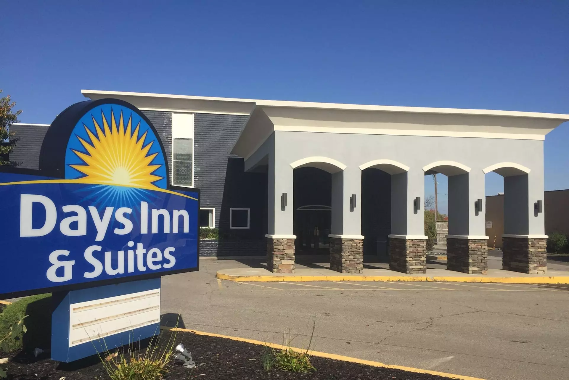 Days Inn & Suites by Wyndham Cincinnati North - Primary Image