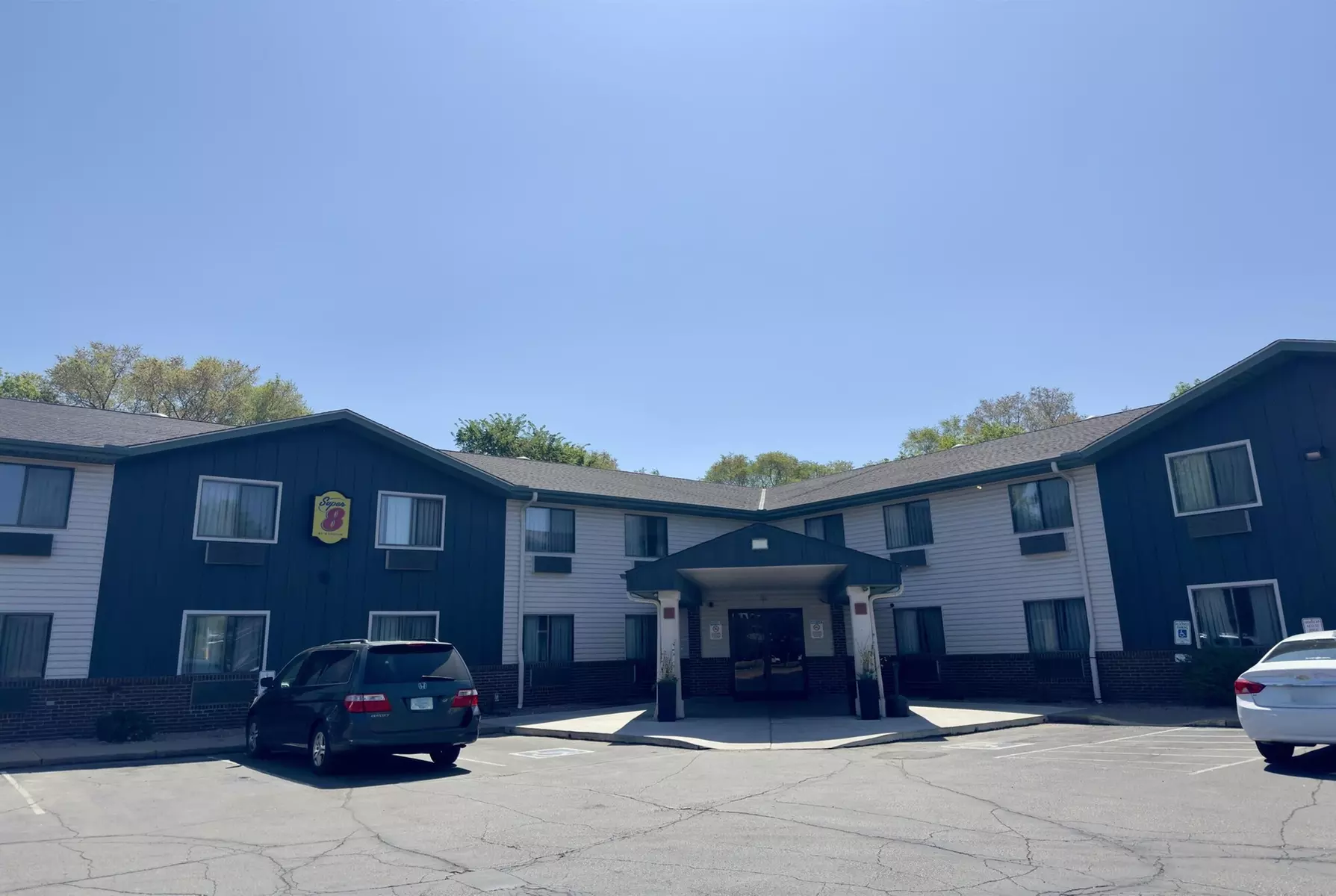 Super 8 by Wyndham Shakopee - Primary Image