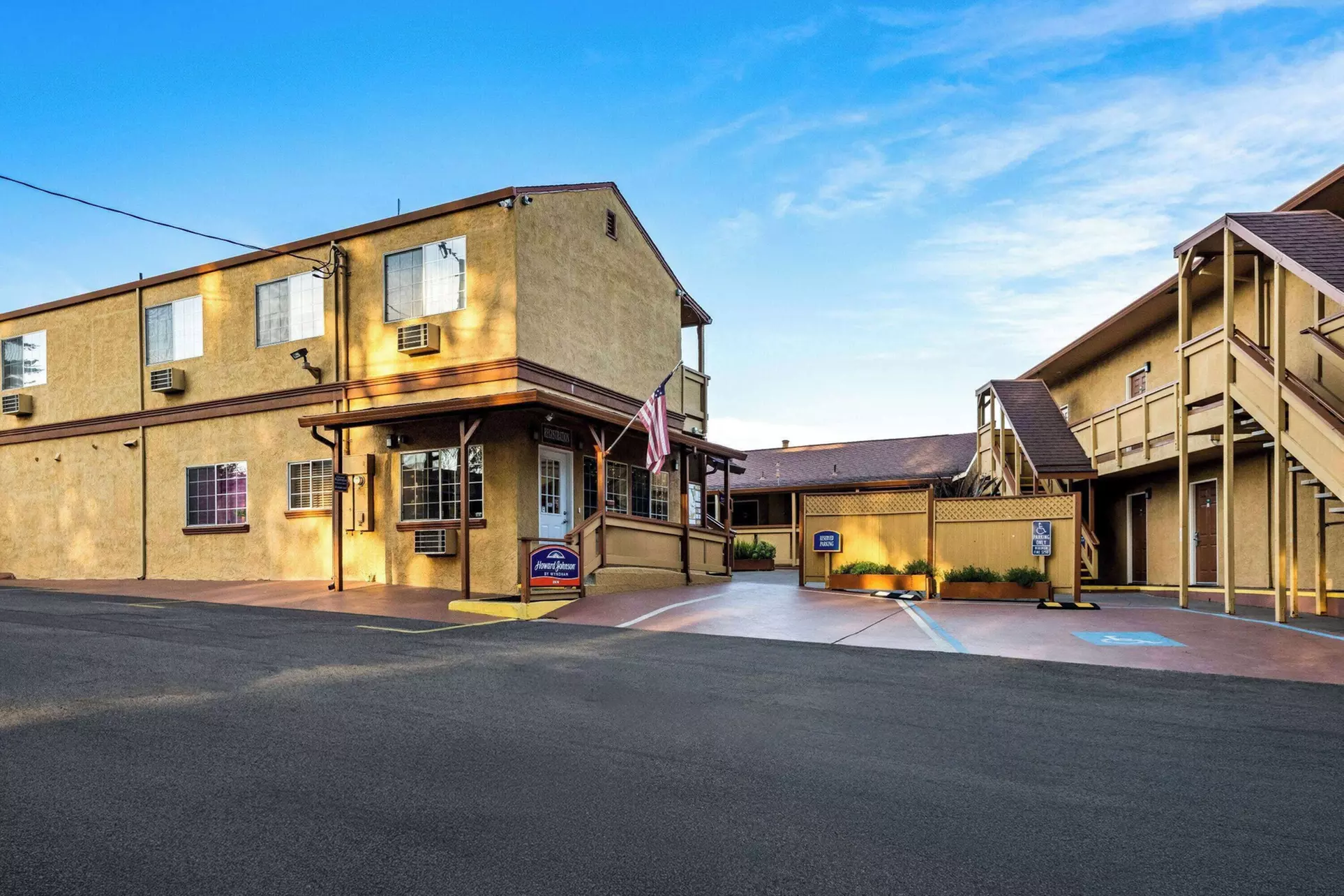 Howard Johnson by Wyndham Santa Cruz Beach Boardwalk - Primary Image