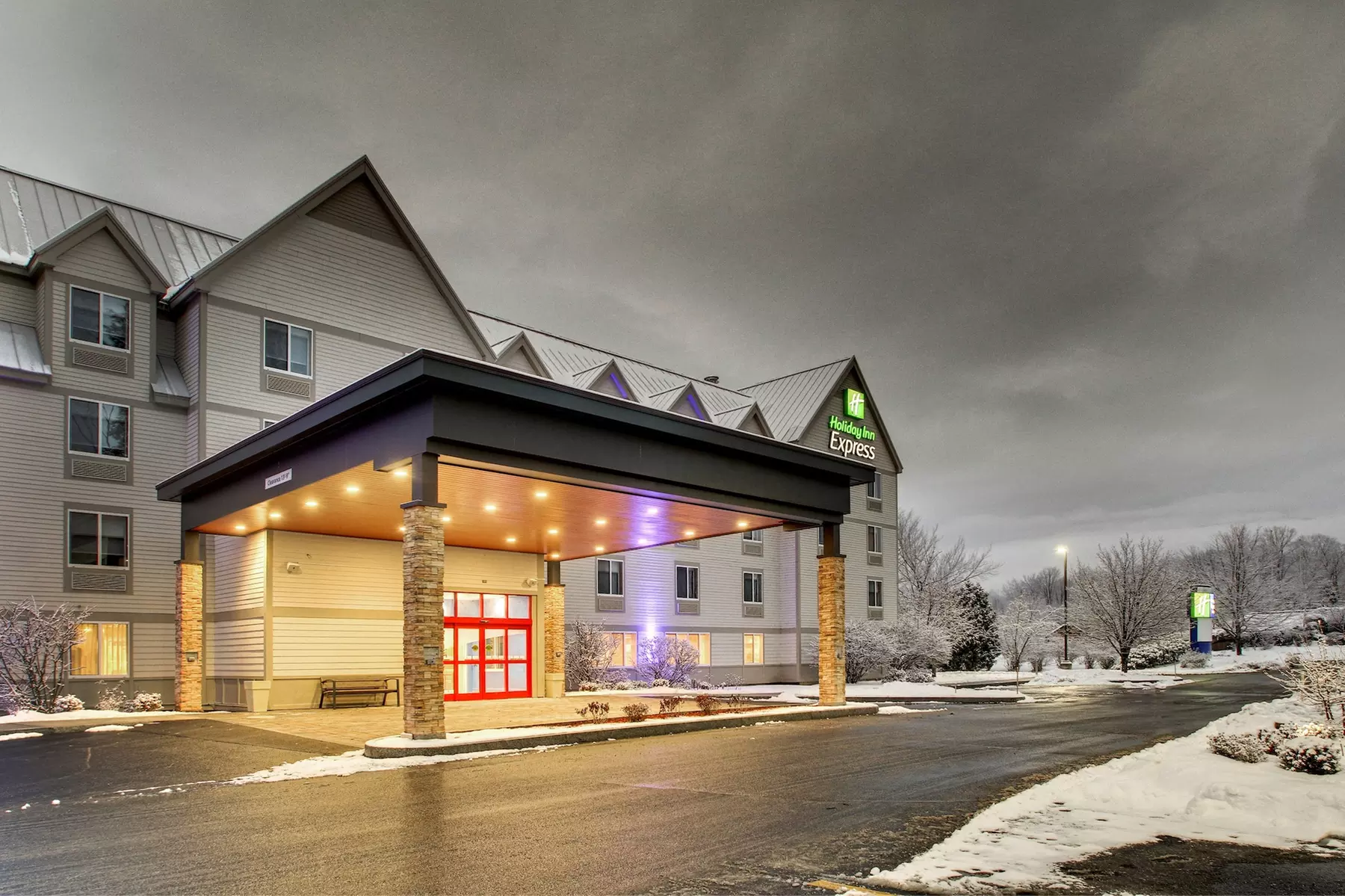 Holiday Inn Express & Suites Lincoln East - White Mountains, an IHG Hotel - Primary Image