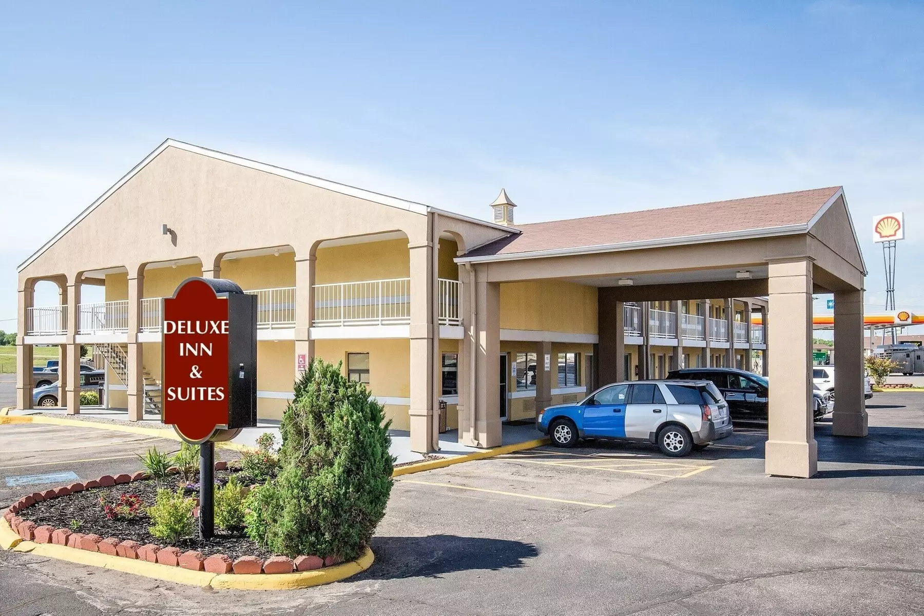 Deluxe Inn & Suites - Primary Image