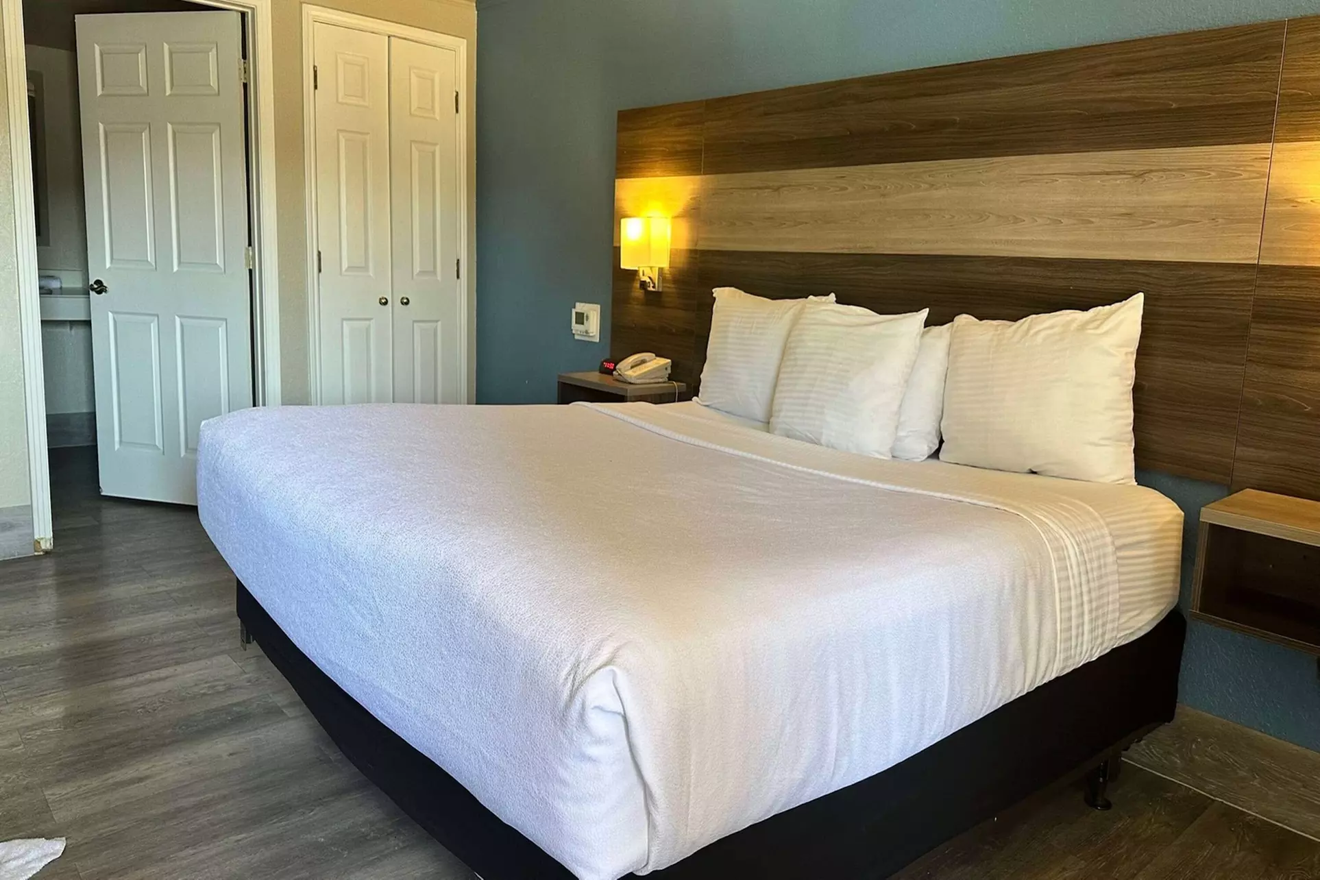 Days Inn by Wyndham San Diego Vista - Primary Image
