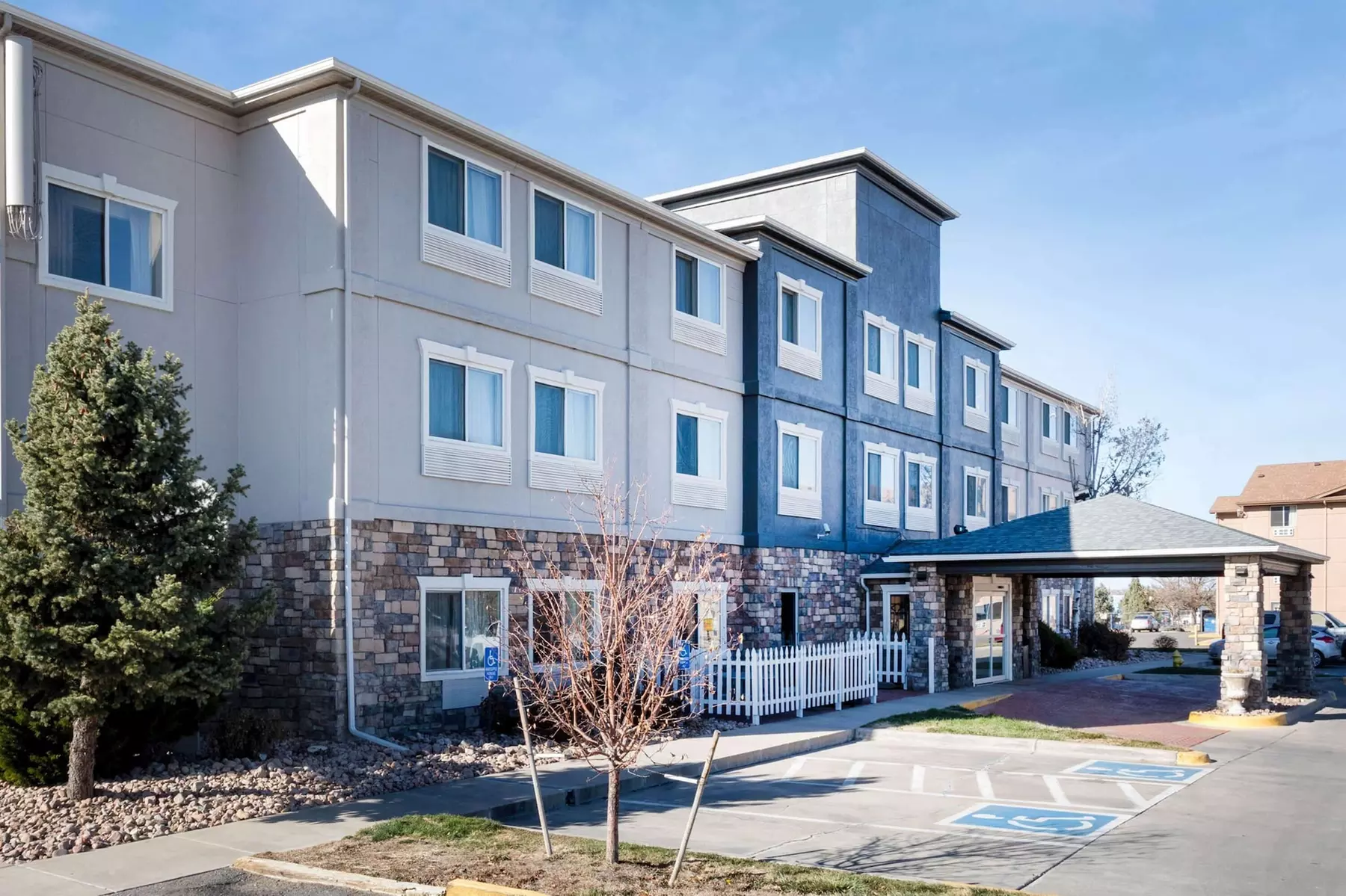 La Quinta Inn & Suites by Wyndham Henderson-Northeast Denver - Primary Image