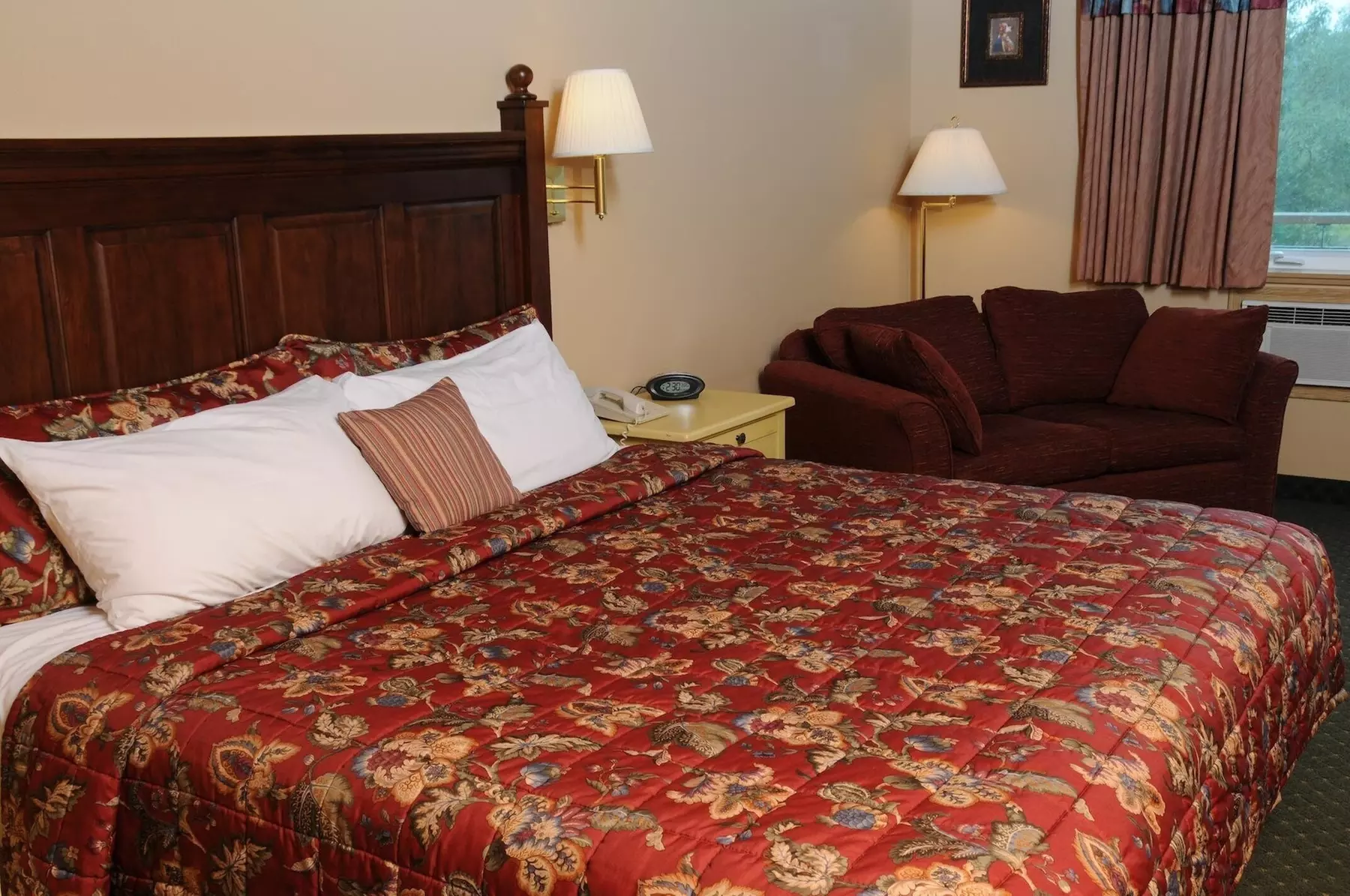 Pike's Waterfront Lodge - Primary Image