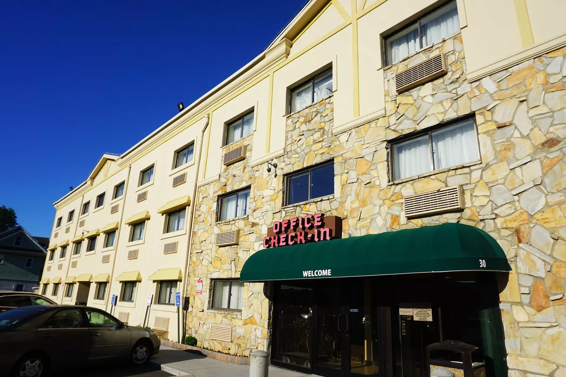 The Floral Park Motor Lodge - Primary Image