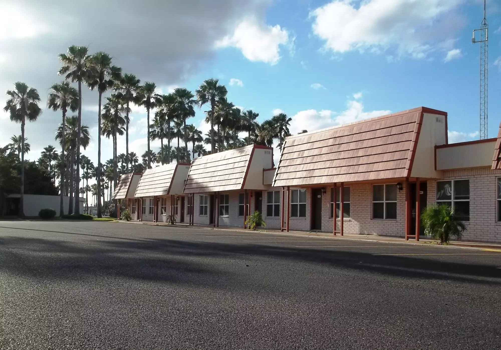 Victoria Palms Inn & Suites - Primary Image