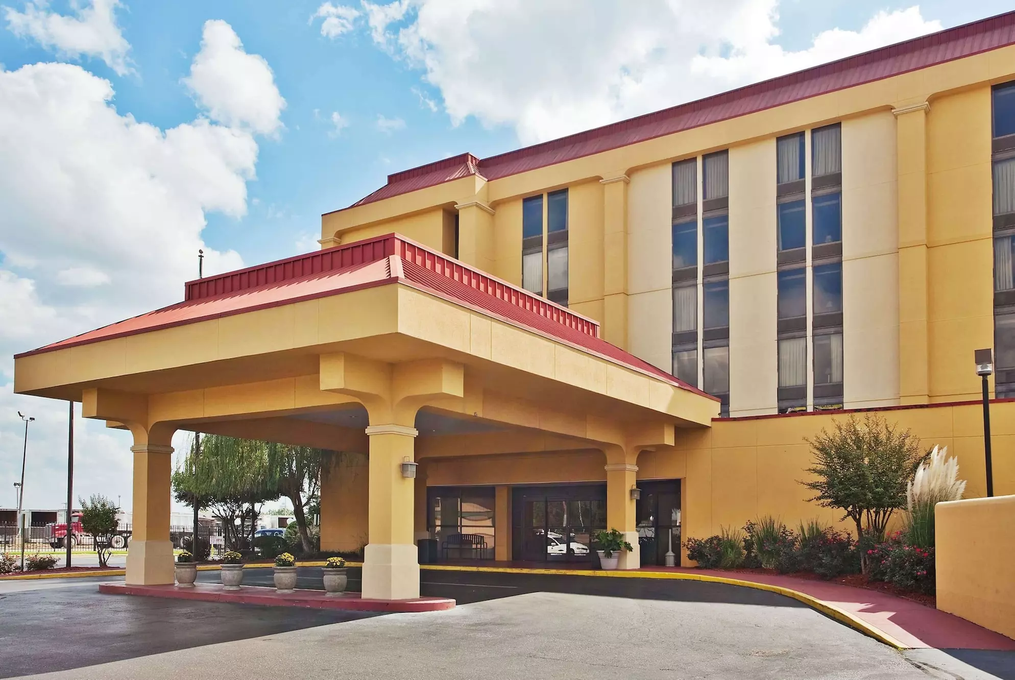 La Quinta Inn & Suites by Wyndham Memphis Airport Graceland - Primary Image