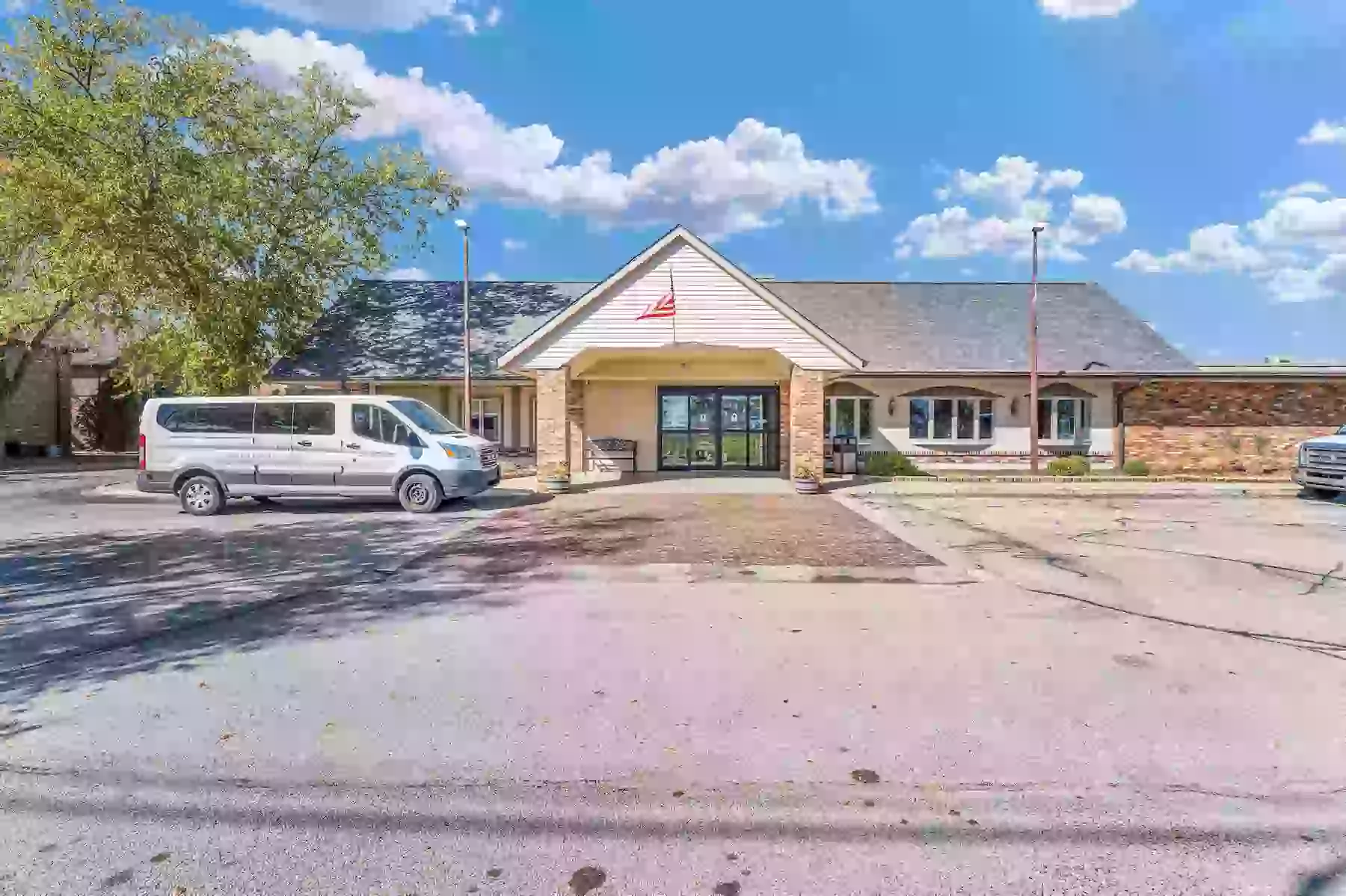 Eastlake Suites Hotel & Conference Center By OYO Urbana - Primary Image