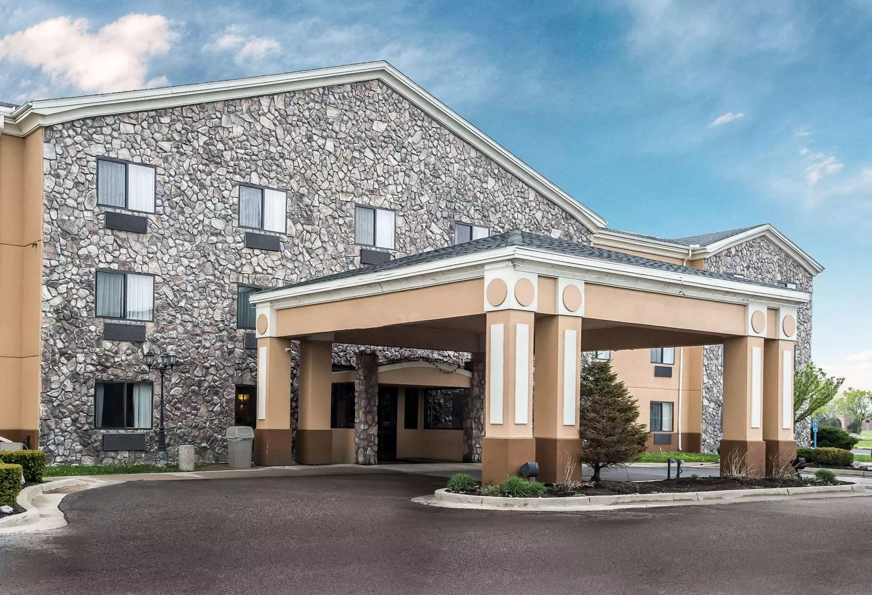 Econo Lodge Inn & Suites Monroe - Primary Image