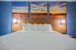 Days Inn & Suites by Wyndham Waterloo - Second Medium